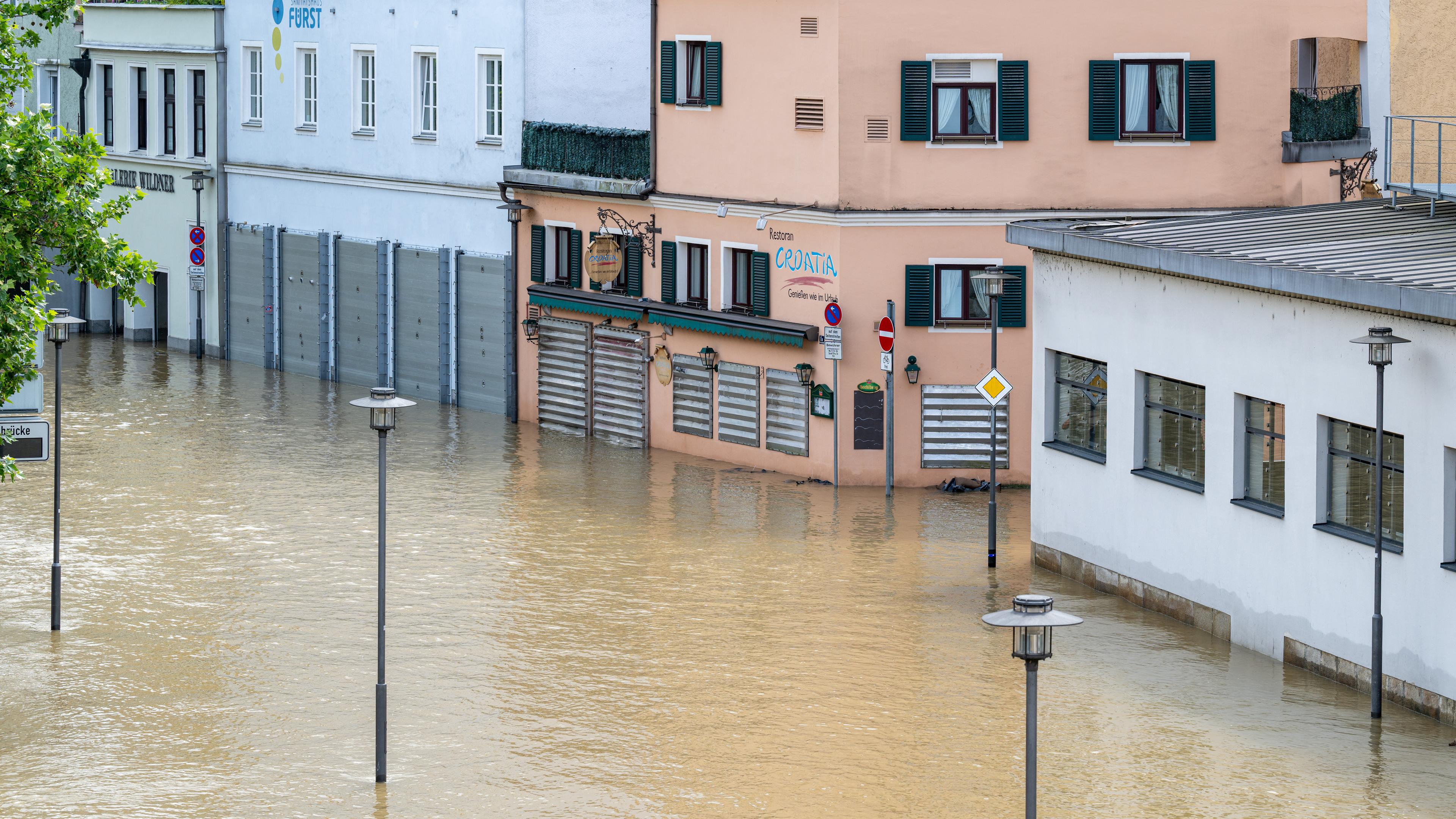  Teile der Passauer Altstadt sind vom Hochwasser der Donau überschwemmt.