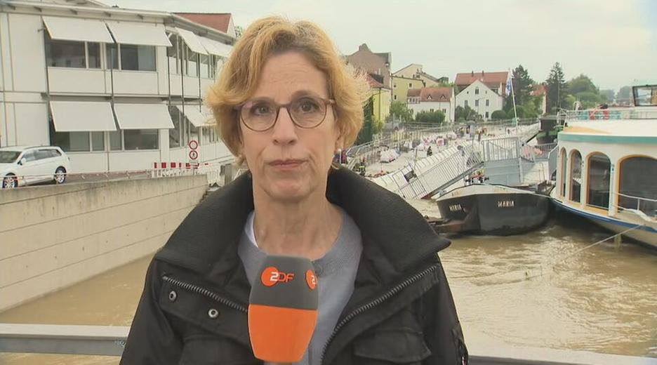 ZDF-Reporterin Jutta Sonnewald berichtet aus Regensburg zur Hochwasser-Lage