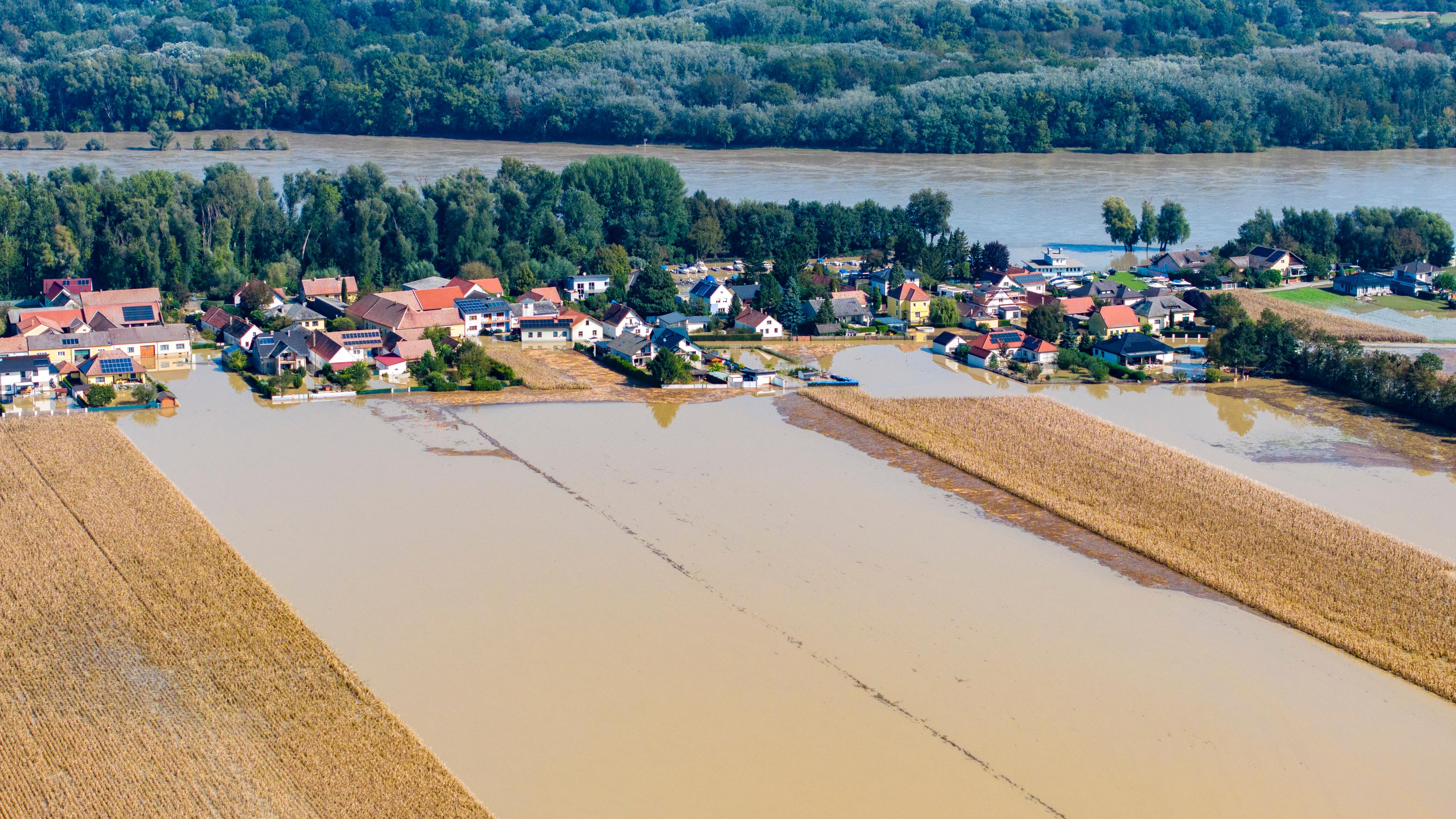 Die österreichsiche Gemeinde Kleinschönbichl ist vom Hochwasser umgeben und überschwemmt.