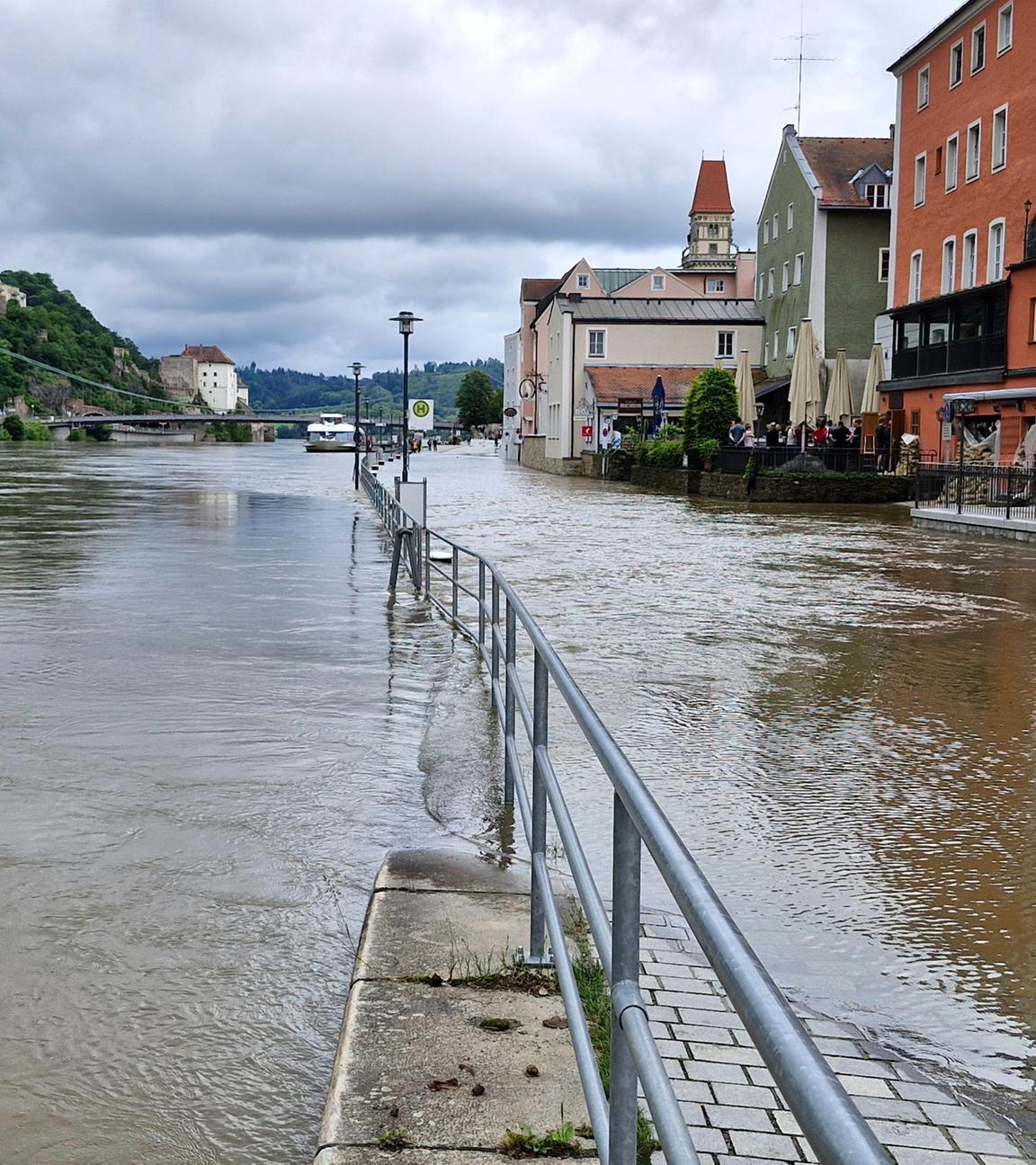 Eine Uferstraße ist vom Hochwasser überschwemmt