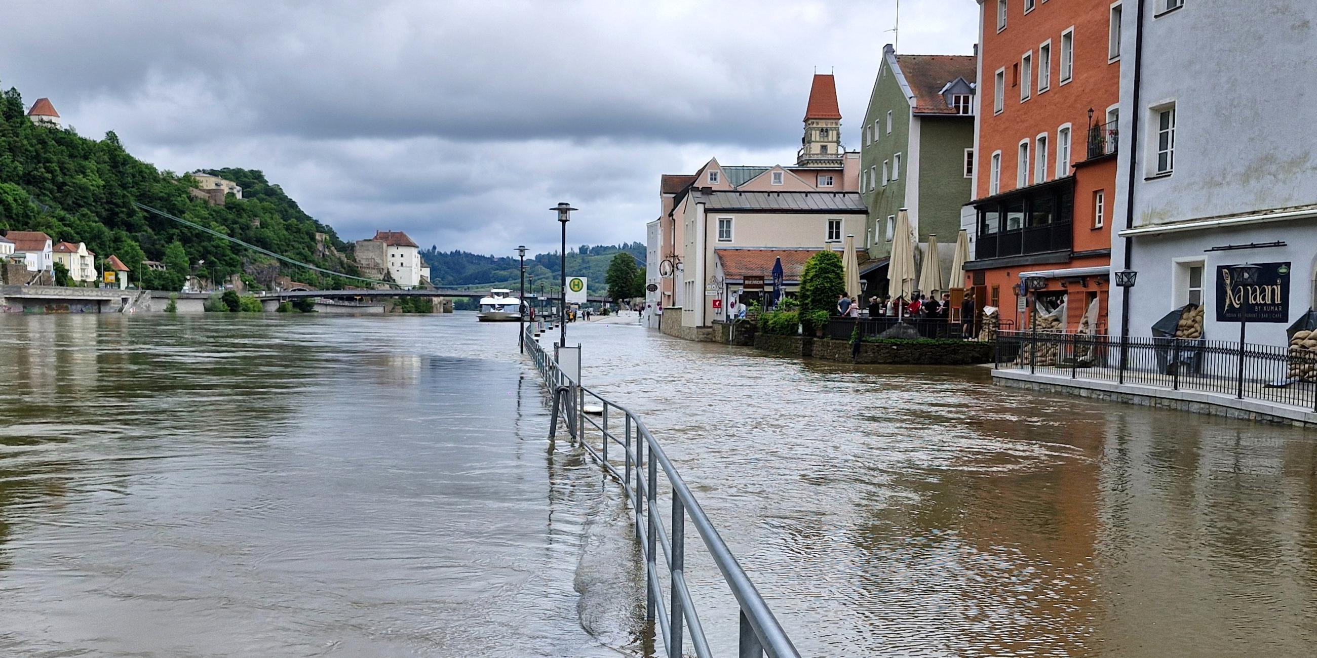 Eine Uferstraße ist vom Hochwasser überschwemmt