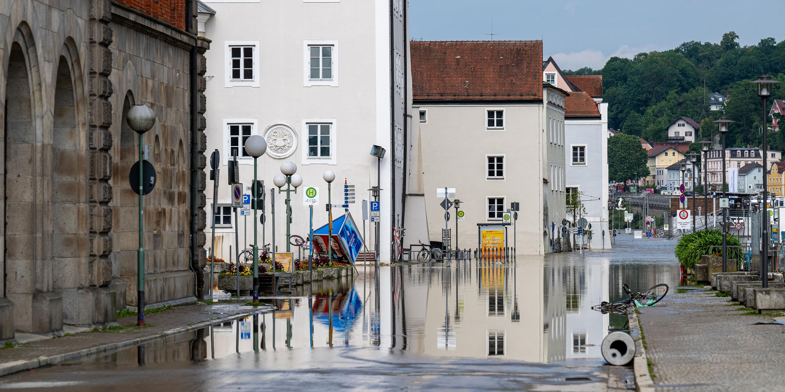 Hochwasser der Donau hat eine Uferstraße in Passau überschwemmt