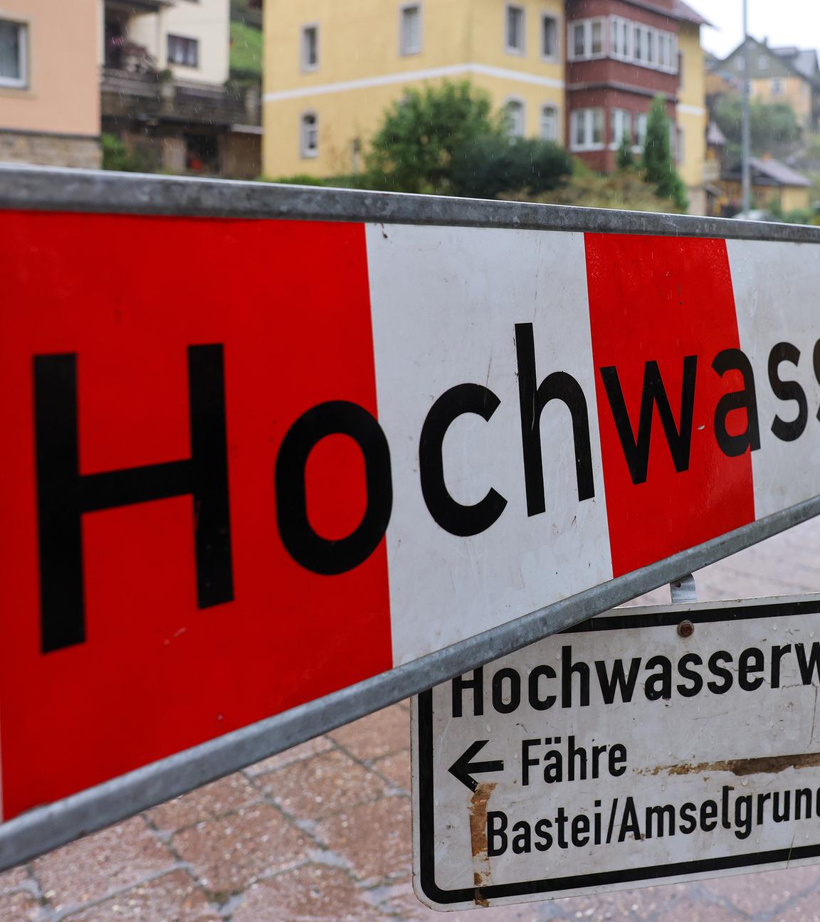 "Hochwasserweg" steht auf einem Schild, unweit des Hochwassers an der Elbe.