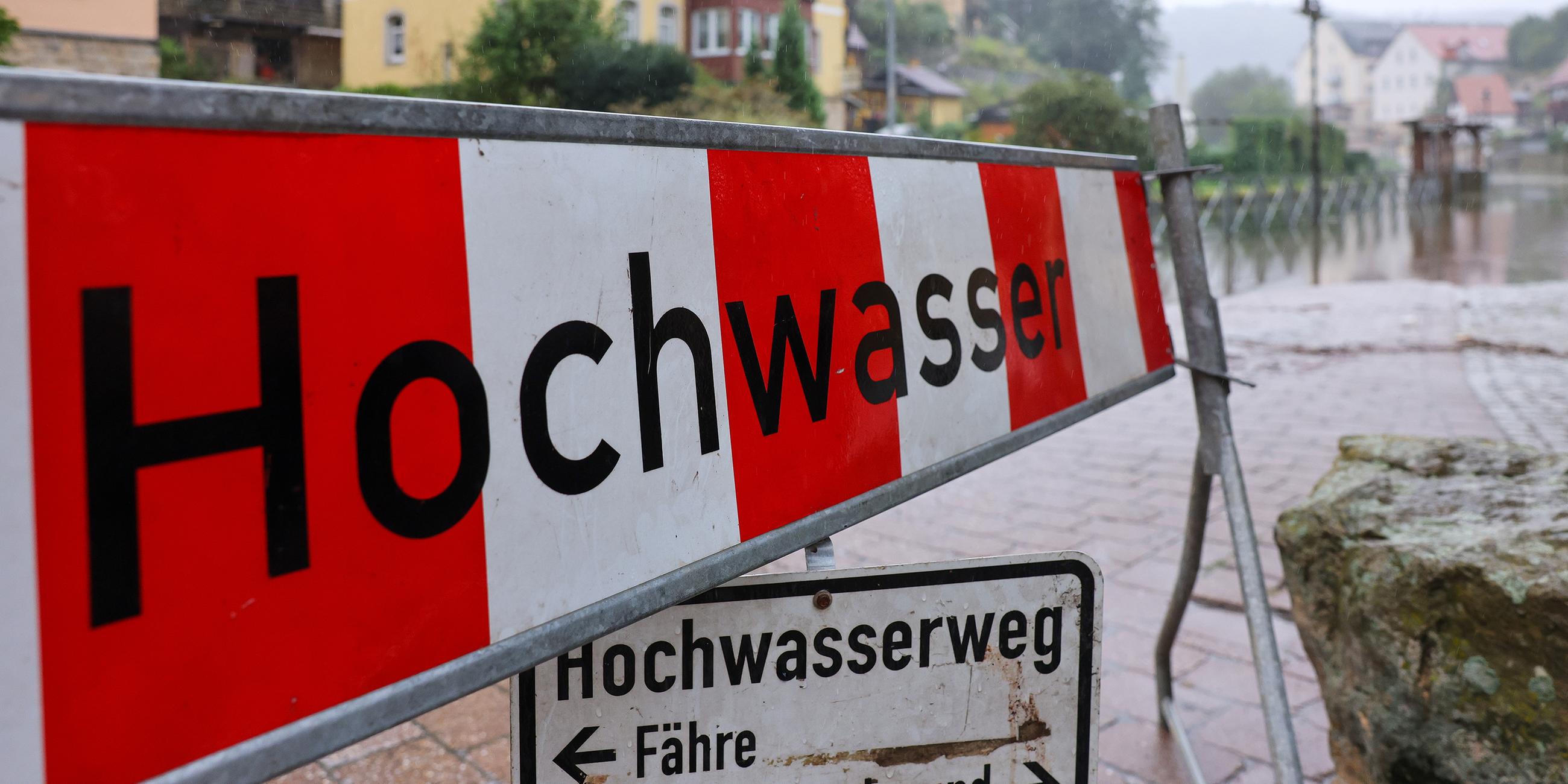 "Hochwasserweg" steht auf einem Schild, unweit des Hochwassers an der Elbe.