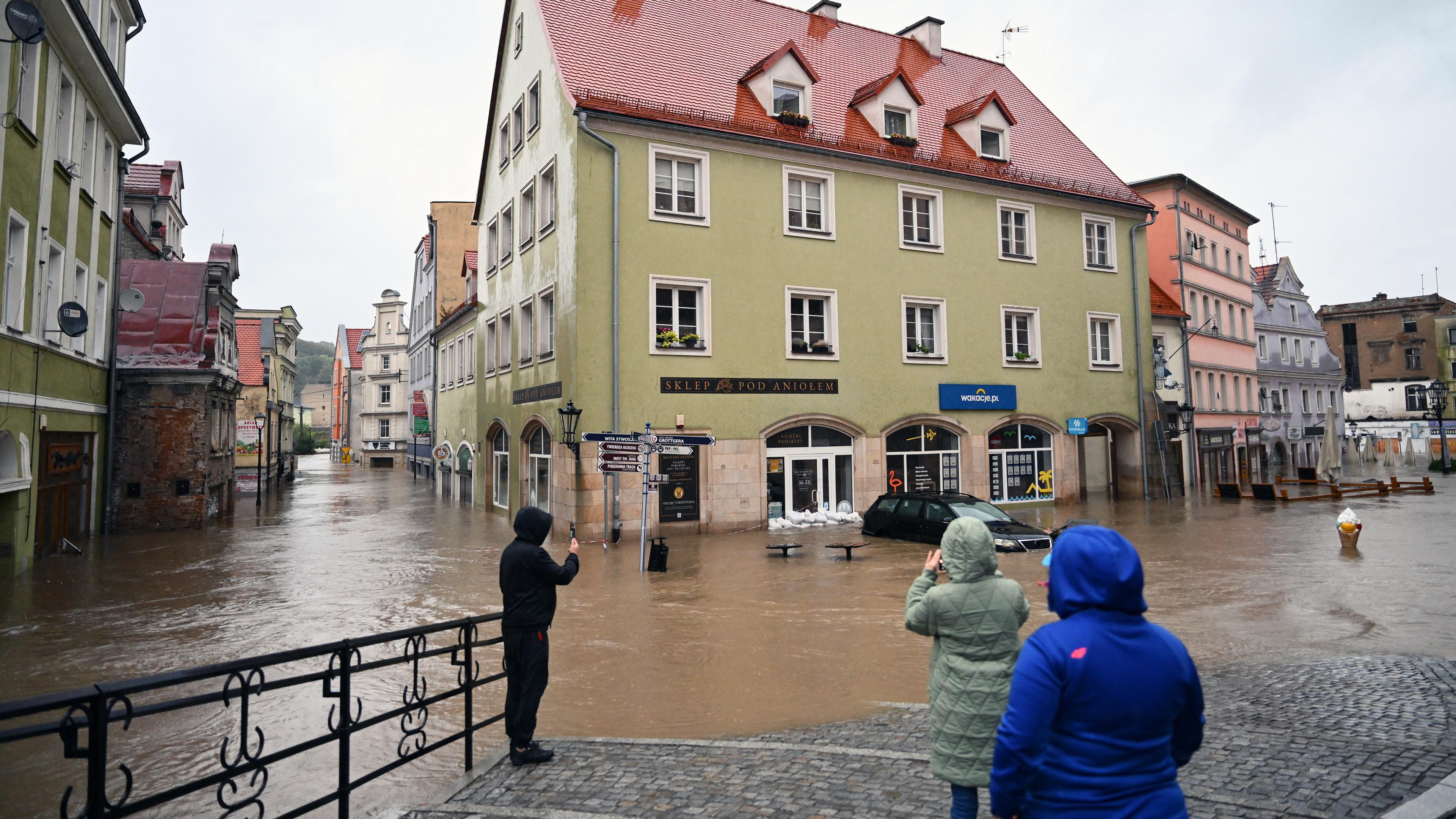 Hochwasser - Überschwemmte Straßen nach den schweren Regenfällen in Klodzko, Polen