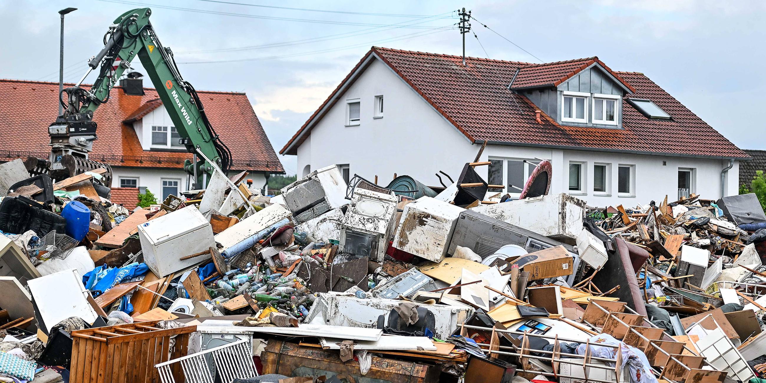 Gegenstände aus den vollgelaufenen Keller und Wohnungen nach dem Hochwasser im Unterallgäu