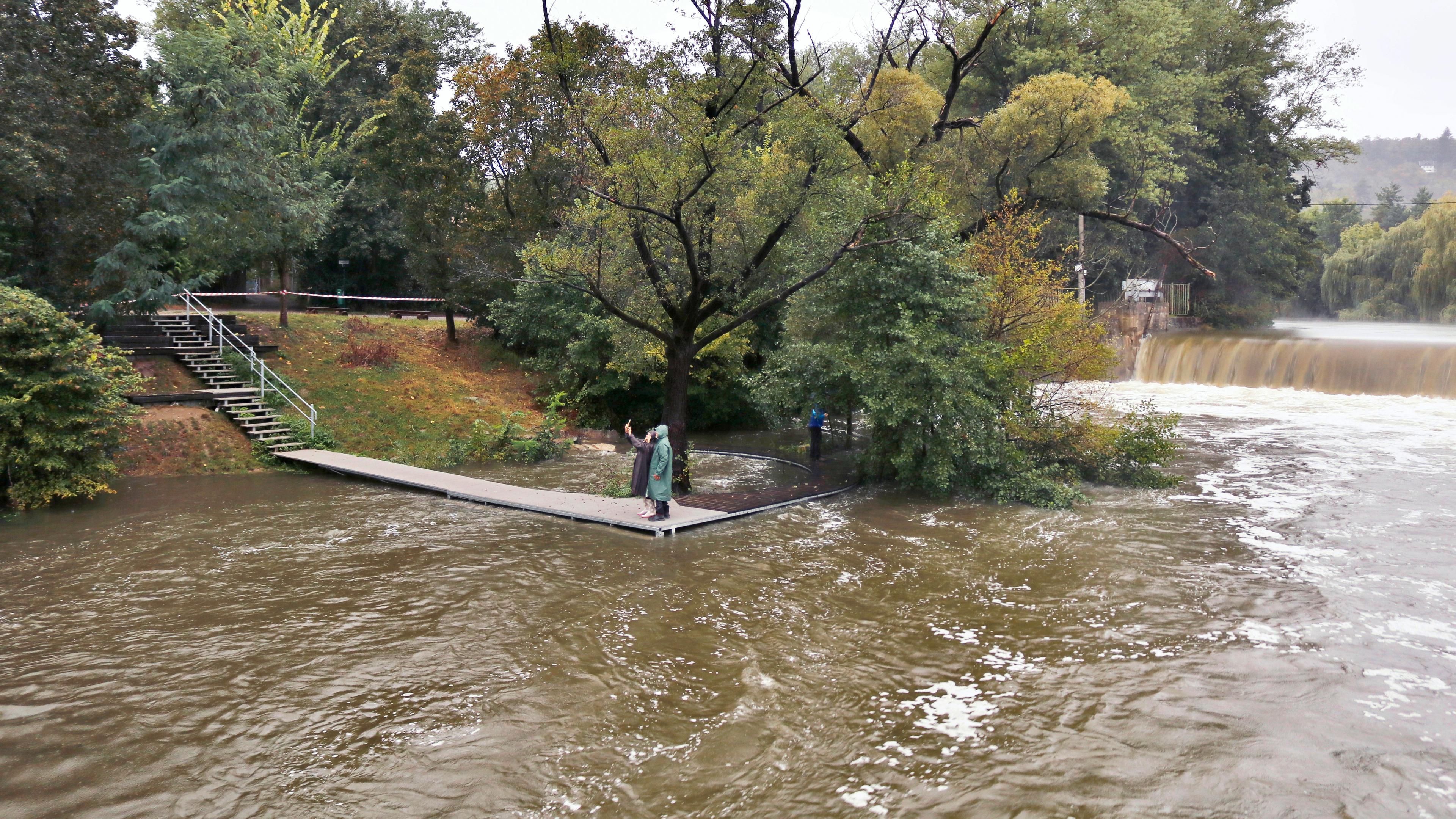 Hochwasser in Tschechien - Fußgängerbrücke zwischen den Brünner Stadtteilen Komin und Jundrov