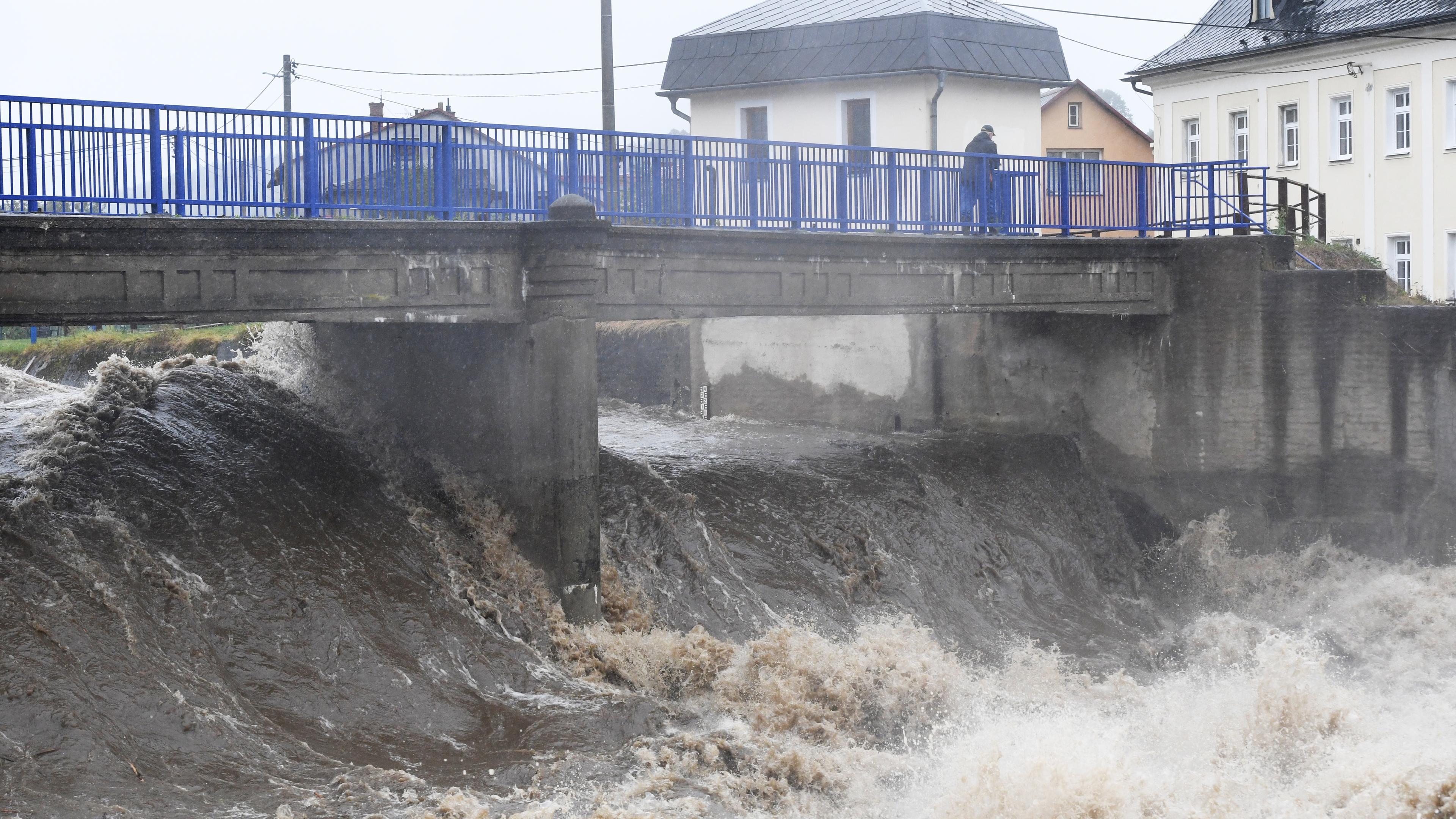 Hochwasser in Tschechien, Mikulovice: Der Fluss Bìlá ist zu einem reißenden Strom angeschwollen