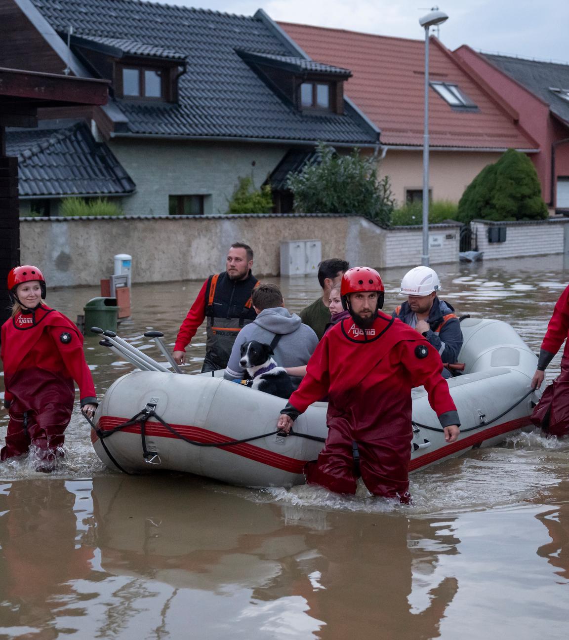 Tschechien, Chomutov: Rettungskräfte arbeiten im Hochwasser in Chomutov nahe der deutschen Grenze.