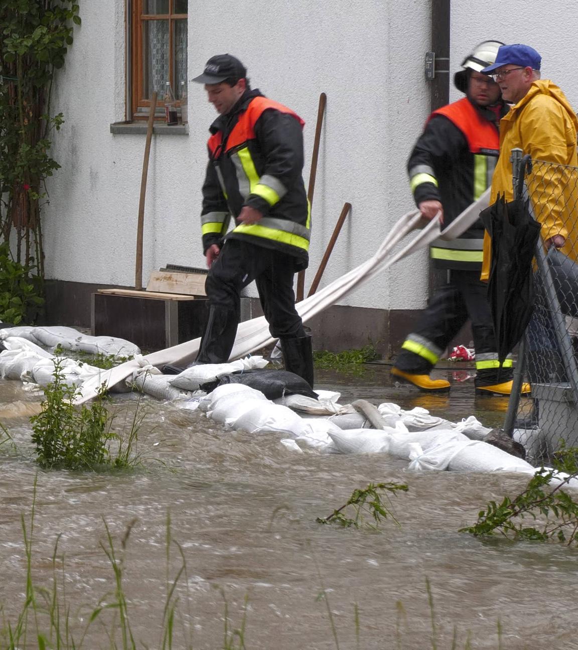 Das Wasser schießt über die Dämme hinweg und überflutet Ortschaft Zell bei Bad Grönenbach