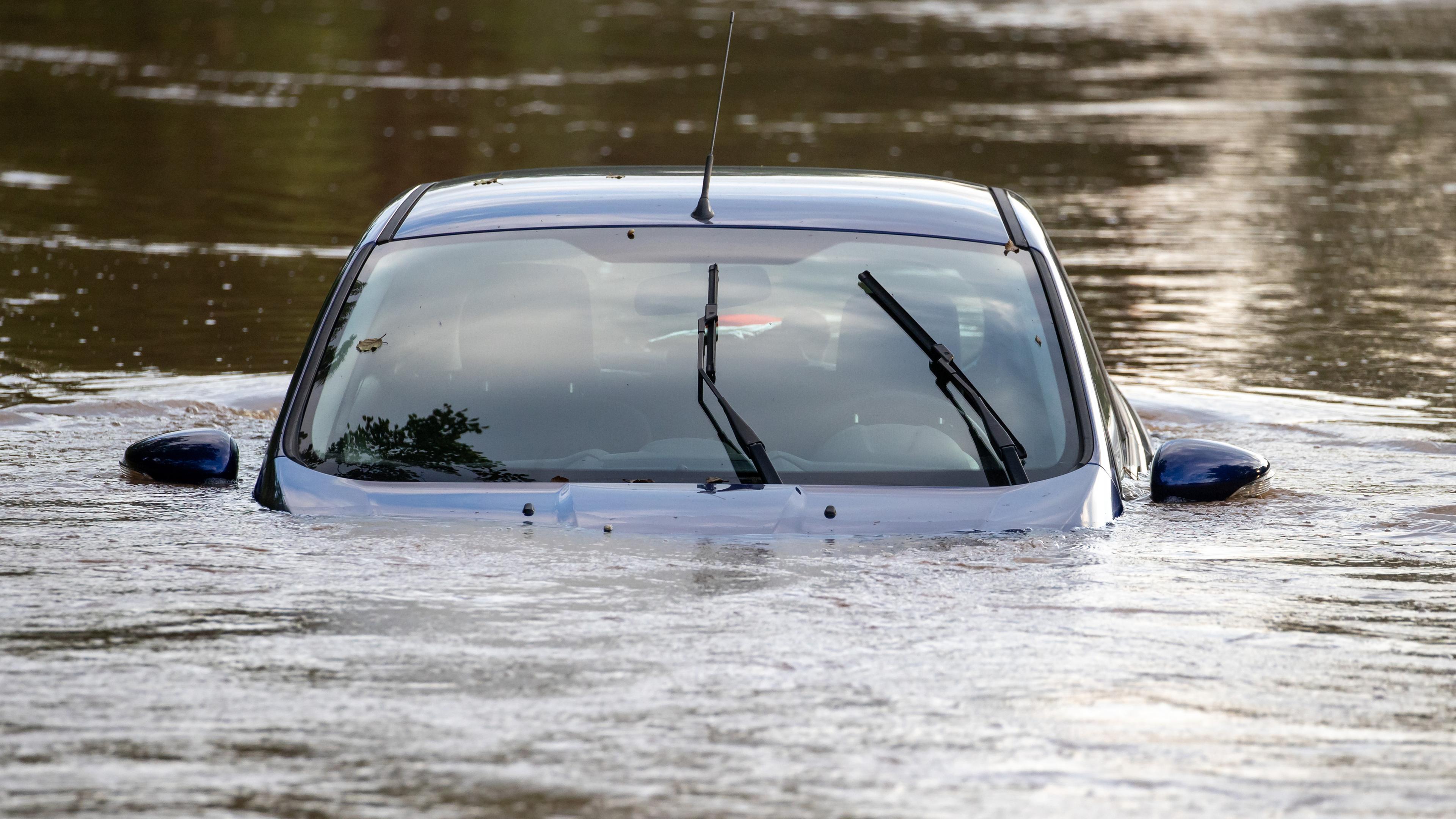 Ein Auto von Hochwasser umgeben 