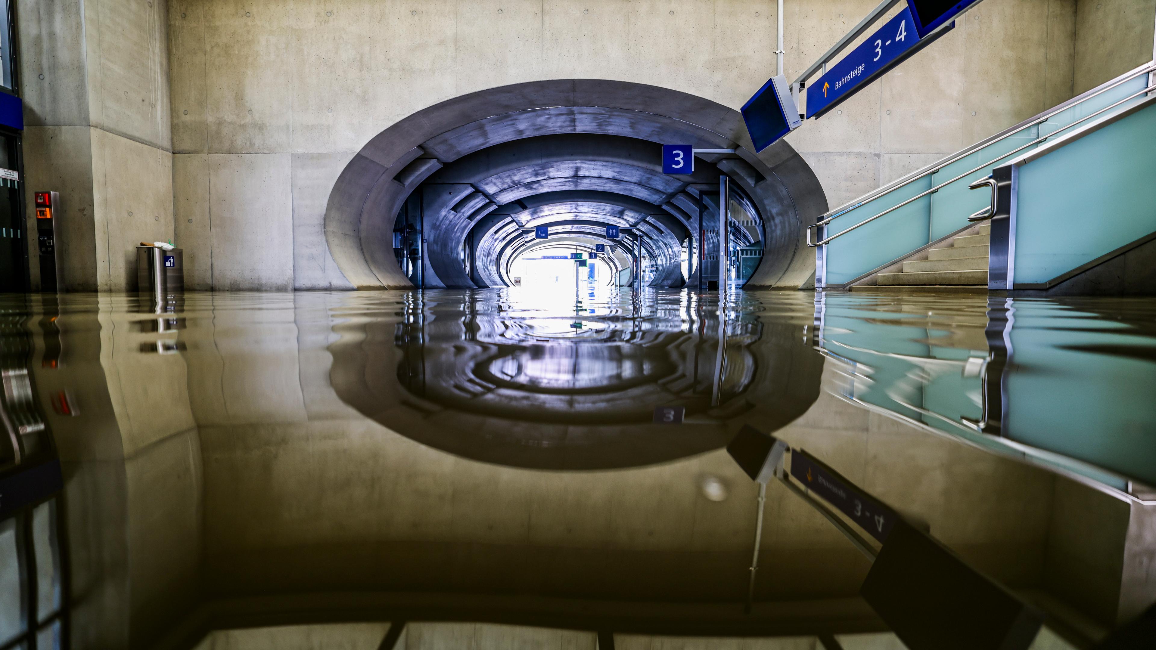 Der Bahnhof in Tullnerfeld steht unter Wasser