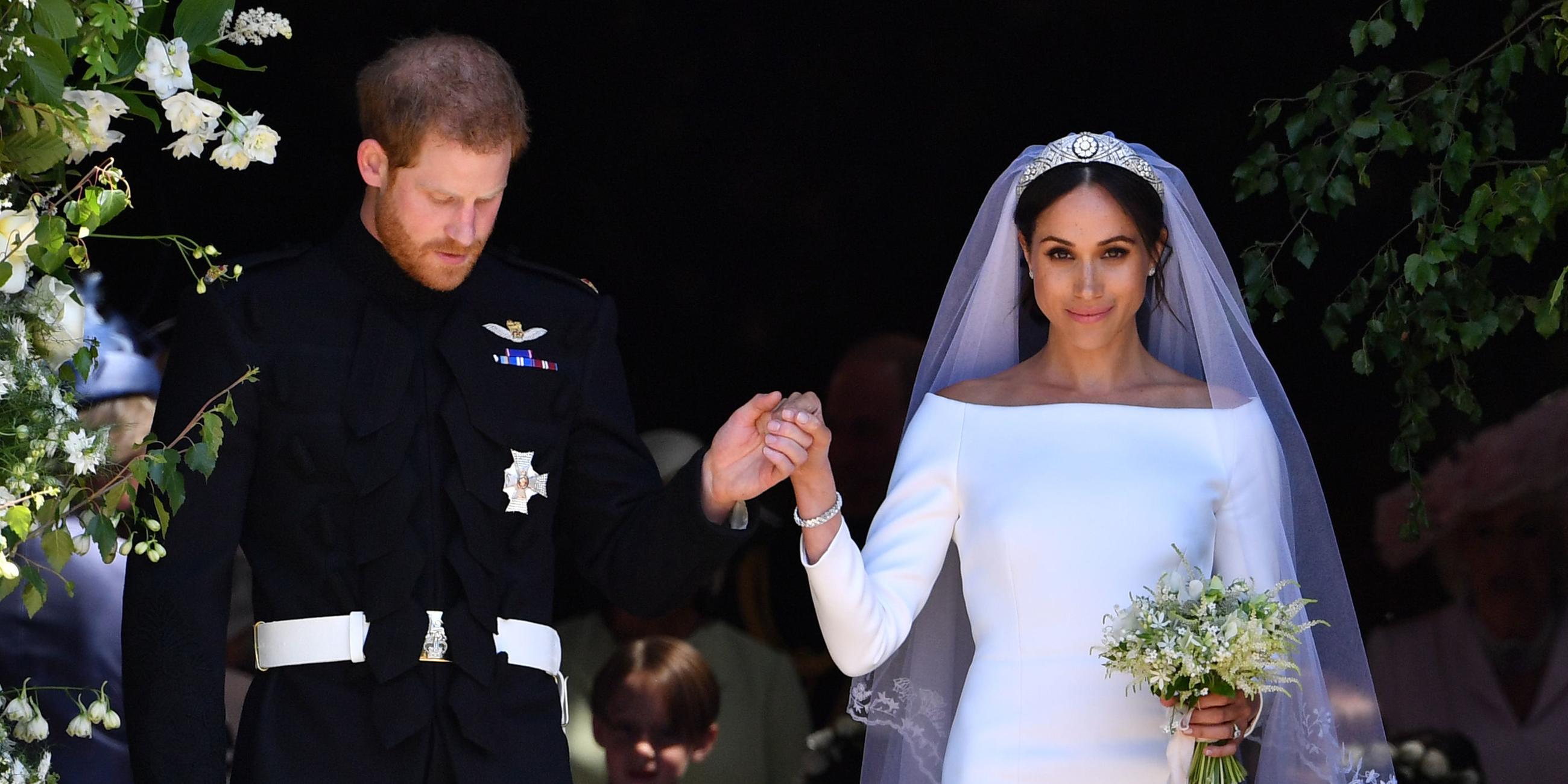 Harry und Meghan verlassen nach ihrer kirchlichen Trauung die Kirche.