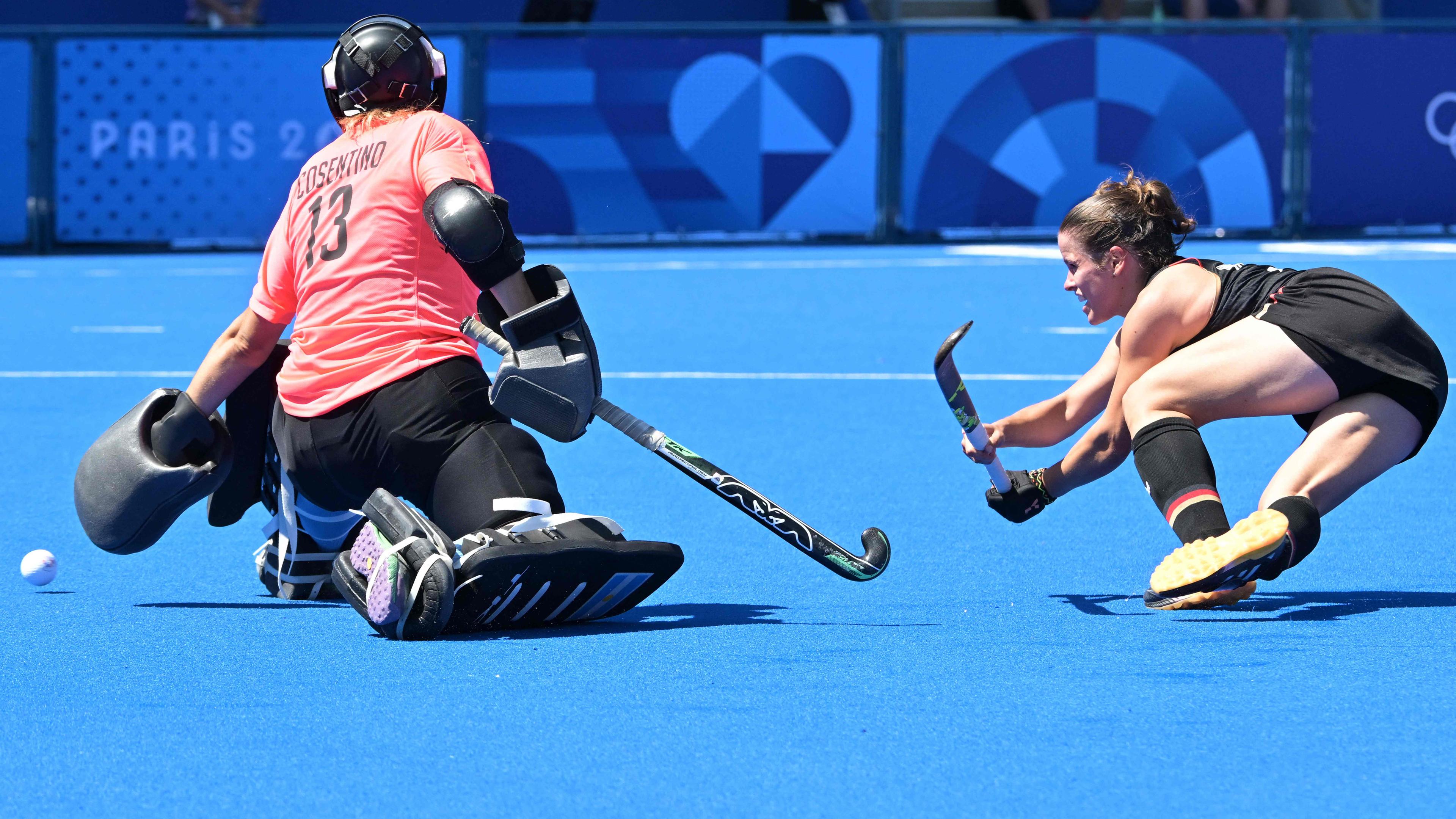 Argentiens Torfrau Cristina Cosentino pariert einen Schuss der Deutschen Linnea Weidemann im Hockey-Viertelfinale am 5.8.2024.