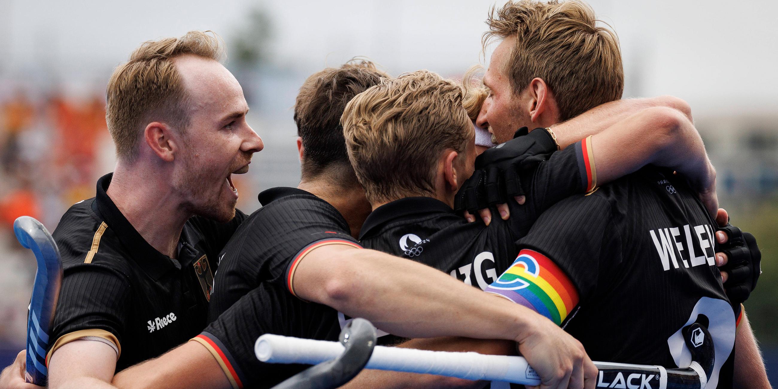 Freude bei dem deutschen Team über das 1:0 durch Niklas Wellen.