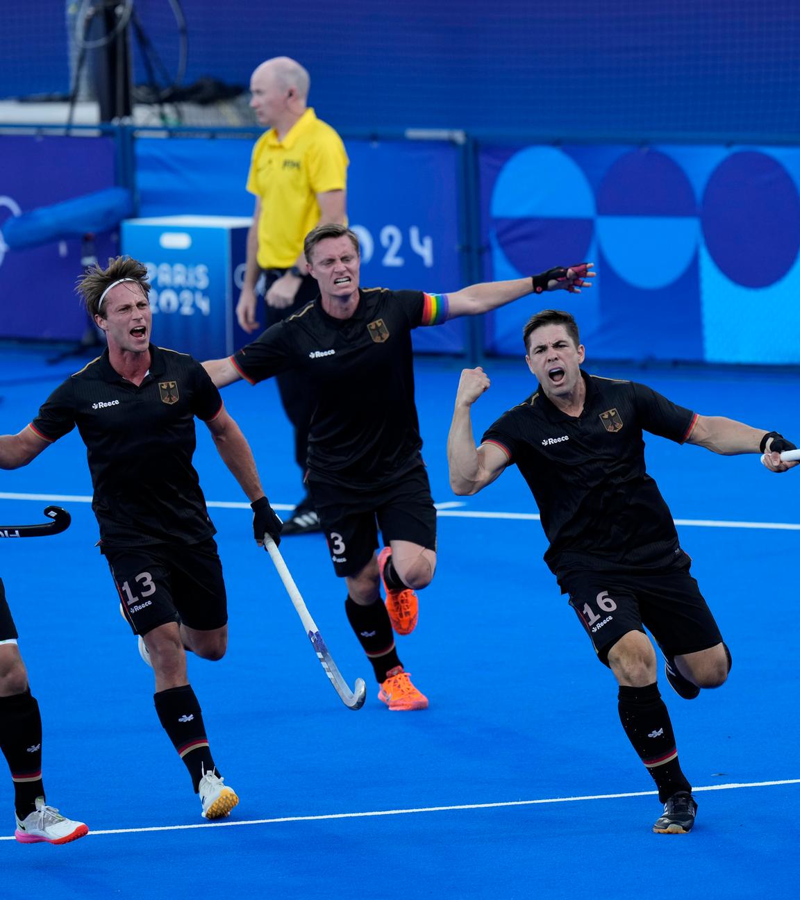 Der deutsche Hockeyspieler Gonzalo Peillat jubelt mit seinen Teamkollegen während dem Halbfinale gegen Indien beim Hockey.