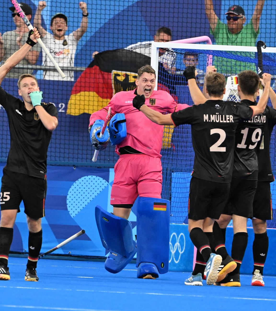 Die deutschen Hockeyspieler jubeln nach ihrem Sieg gegen Indien im Halbfinale beim Hockey.