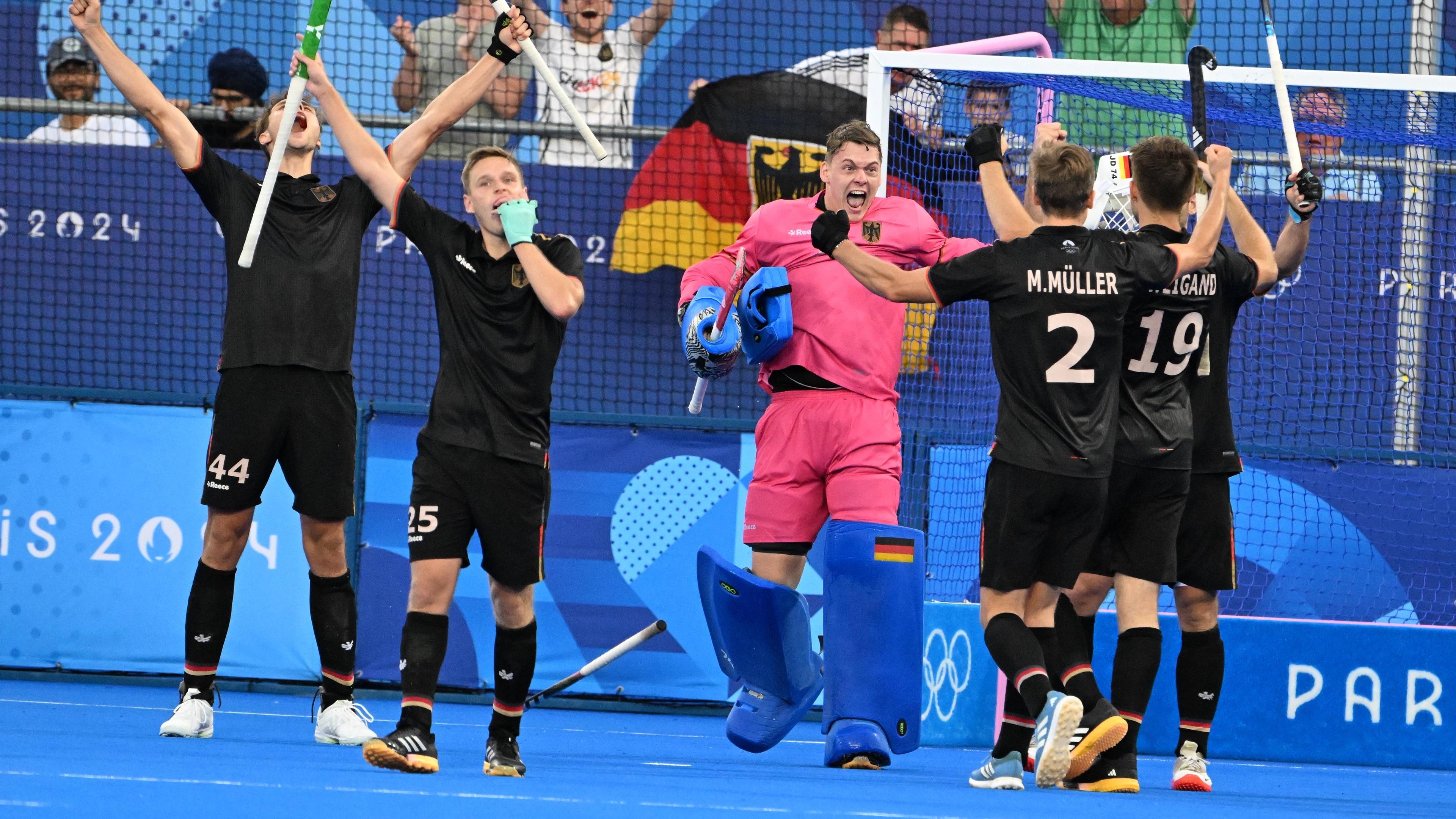 Die deutschen Hockeyspieler jubeln nach ihrem Sieg gegen Indien im Halbfinale beim Hockey.