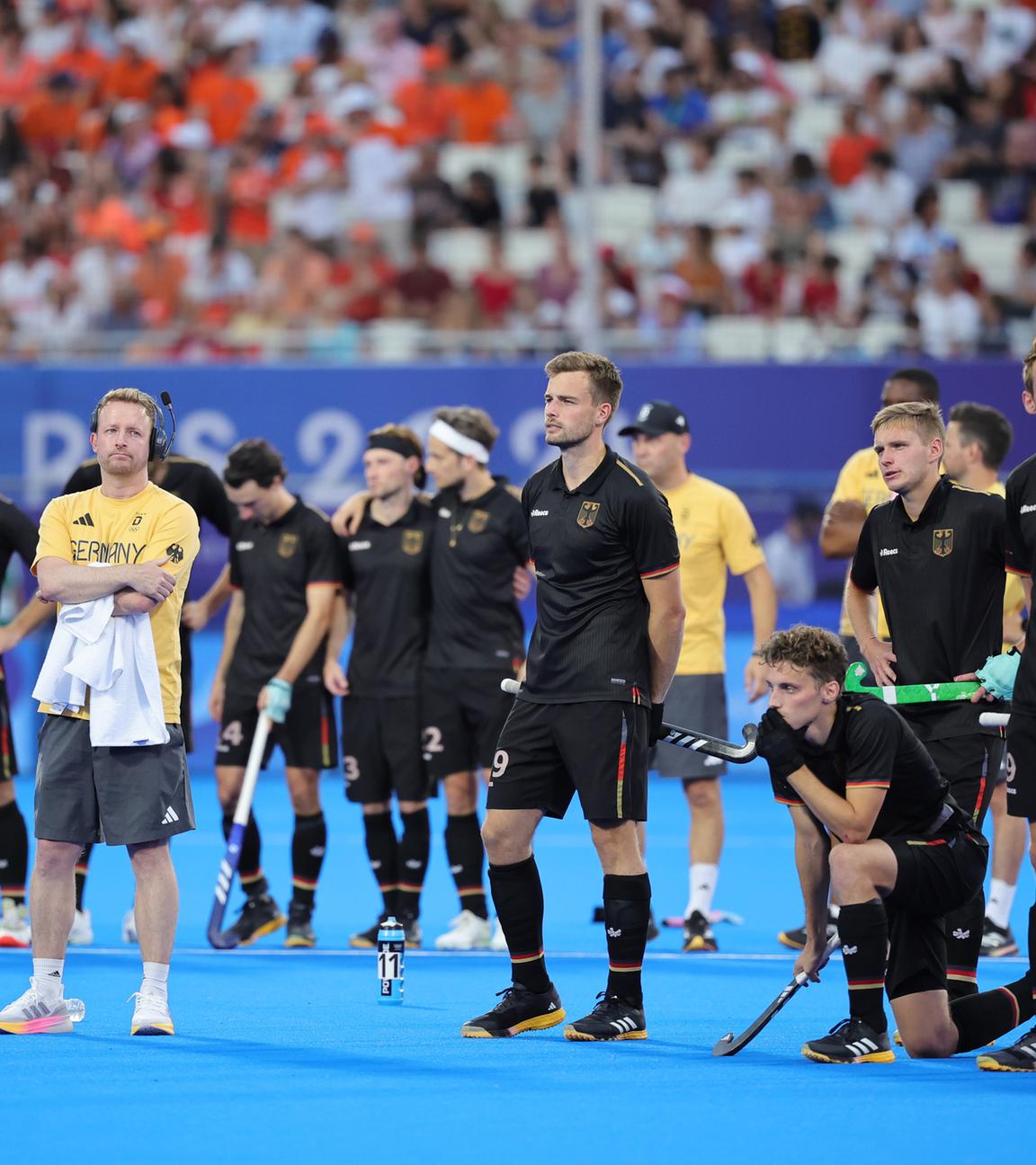 Deutschlands Bundestrainer Andre Henning und das Team stehen beim Penaltyschießen auf dem Platz.