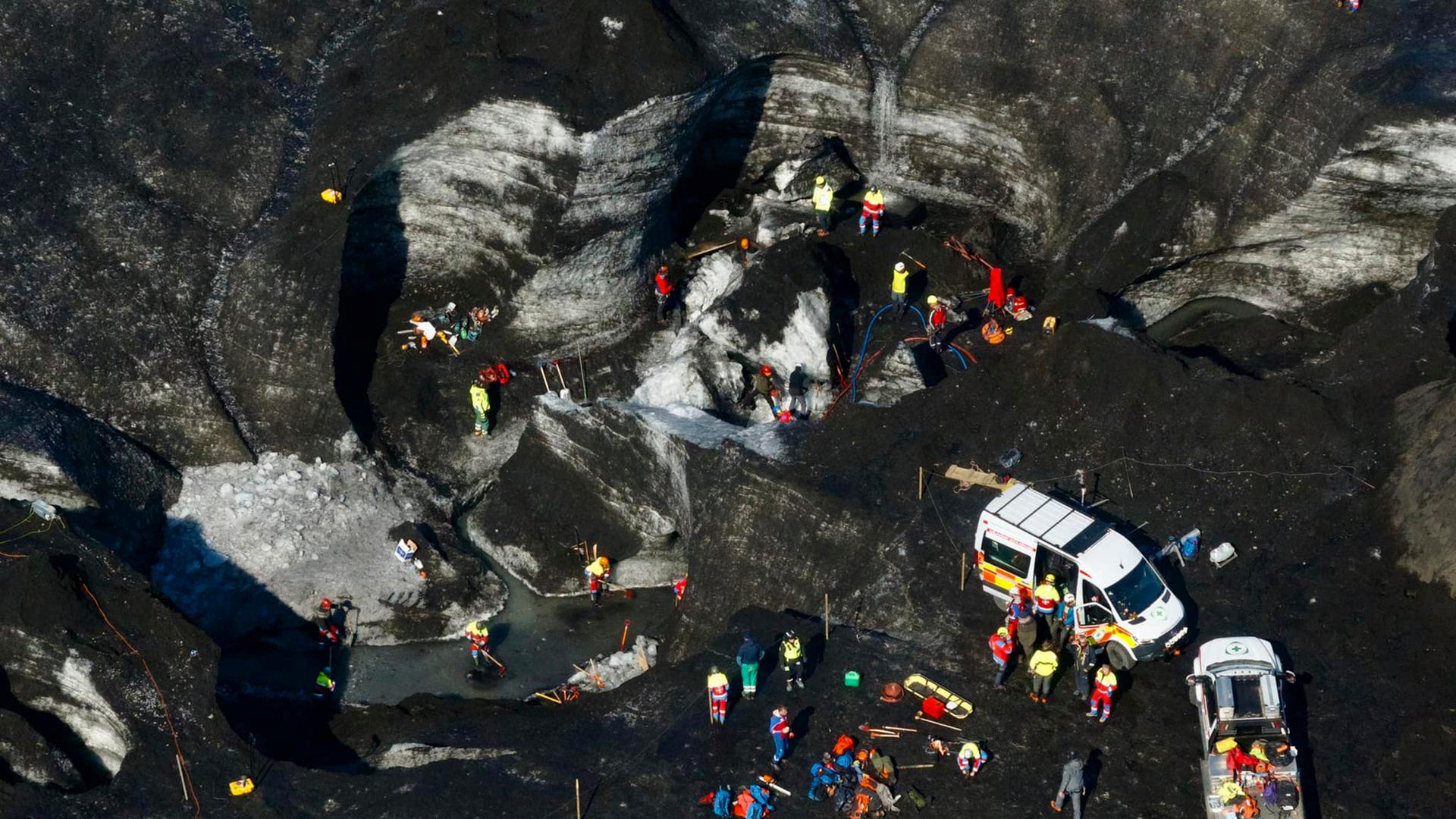 Rettungsteams arbeiten vor Ort nach dem teilweisen Einsturz einer Eishöhle am Breidamerkurjökull-Gletscher im Südosten Islands