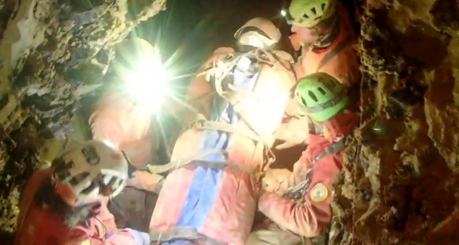 17.12.2024, Italien, Bergamo: Das Standbild aus einem Video der Bergrettung zeigt Rettungskräfte der italienischen Bergrettung, die in der Höhle Abisso Bueno Fonteno im Einsatz sind, um eine italienische Höhlenforscherin zu retten (undatierte Aufnahme).