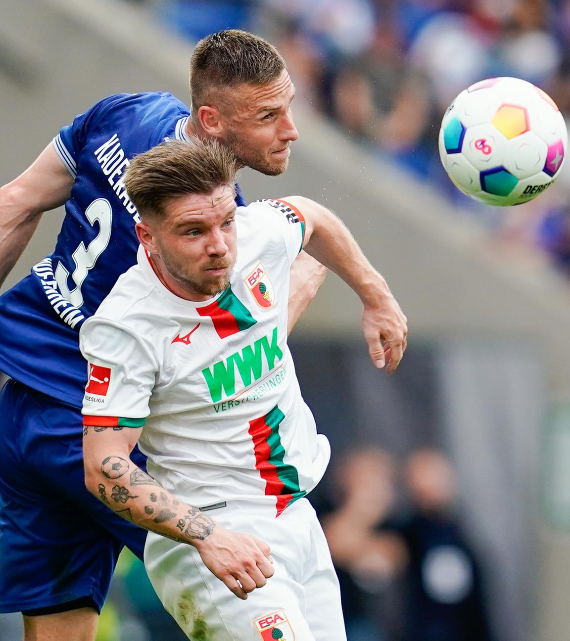 Hoffenheims Pavel Kaderabek und Augsburgs Mads Pedersen im Zweikampf um den Ball.