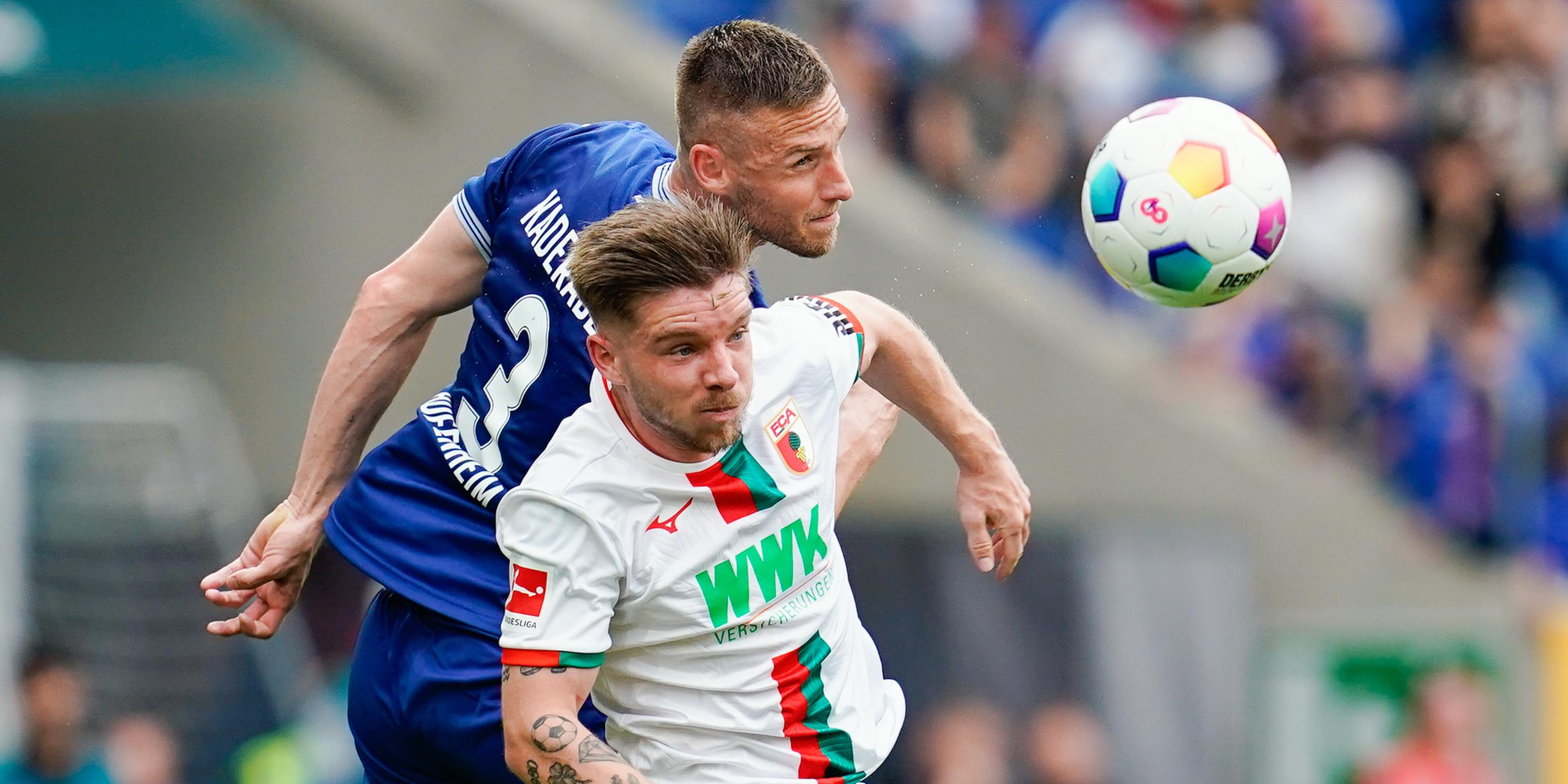 Hoffenheims Pavel Kaderabek und Augsburgs Mads Pedersen im Zweikampf um den Ball.