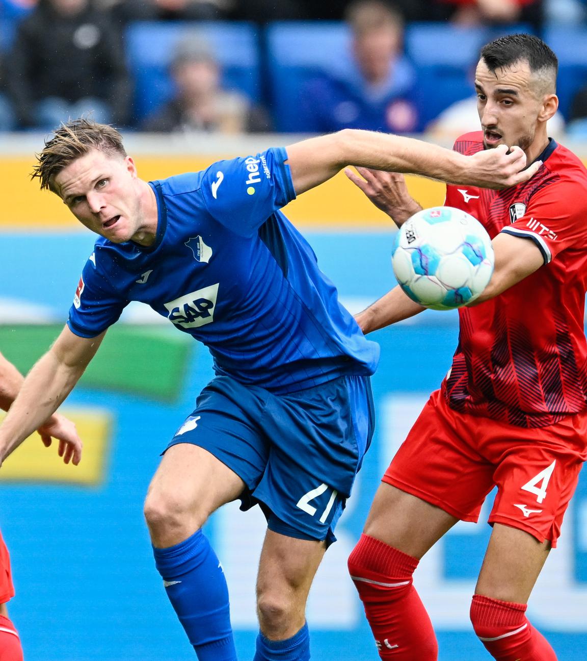 Bochums Felix Passlack (l-r), Hoffenheims Marius Bülter und Bochums Erhan Masovic kämpfen um den Ball.