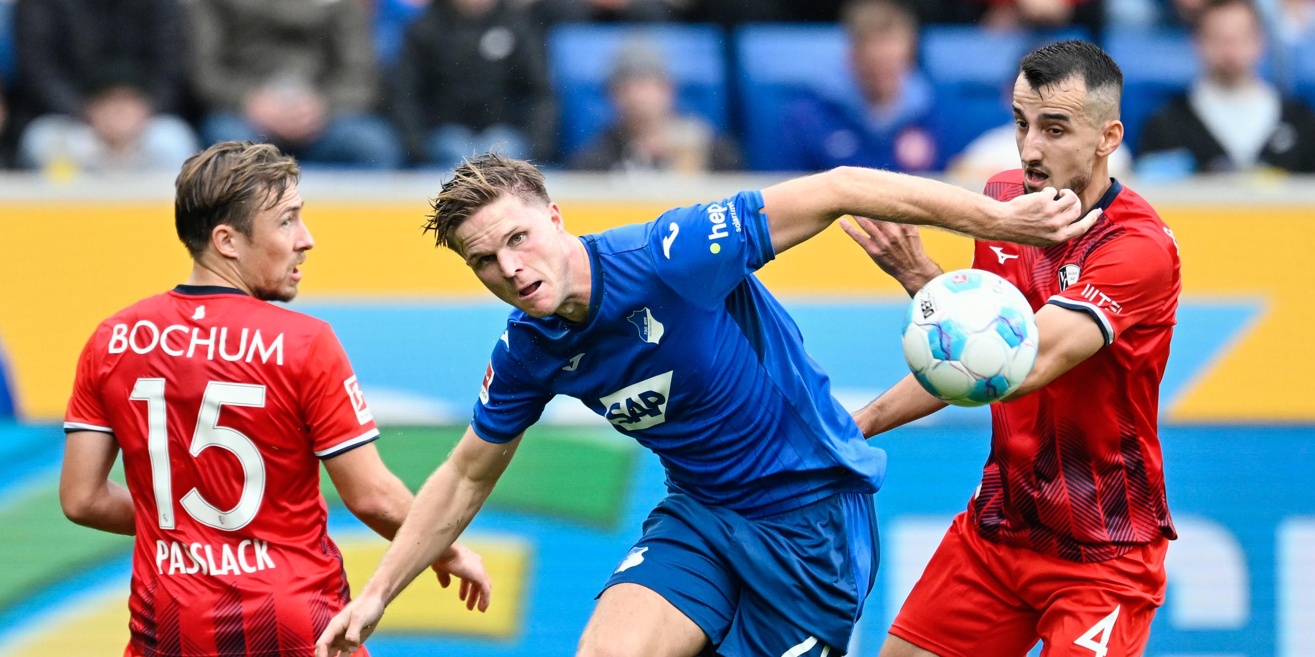 Bochums Felix Passlack (l-r), Hoffenheims Marius Bülter und Bochums Erhan Masovic kämpfen um den Ball.