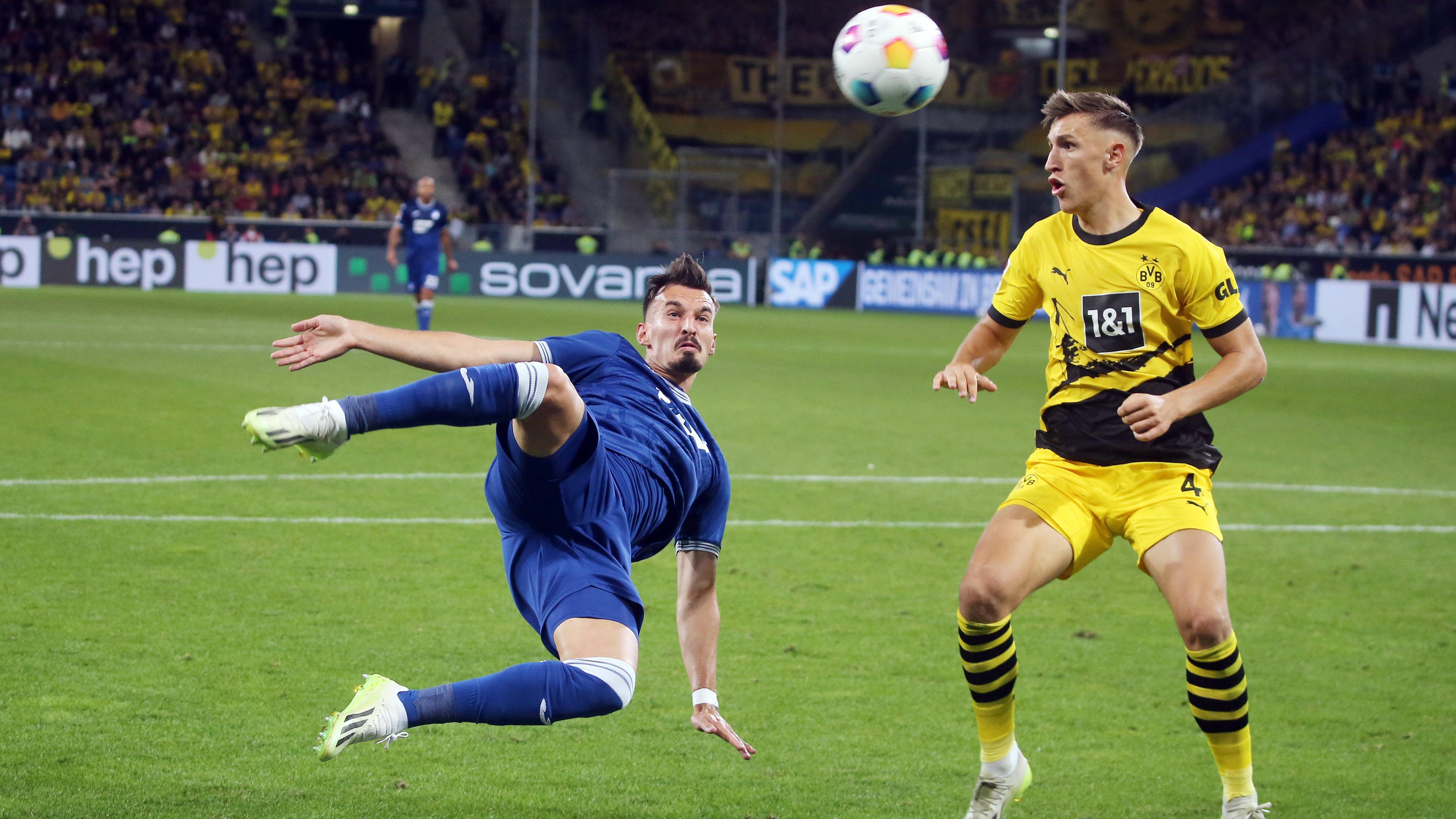 Hoffenheims Mergim Berisha und Dortmunds Nico Schlotterbeck am 29.09.2023.