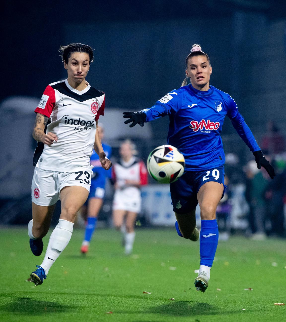 Selina Cerci (TSG Hoffenheim, 29) im Zweikampf mit Sara Doorsoun (Eintracht Frankfurt, 23).