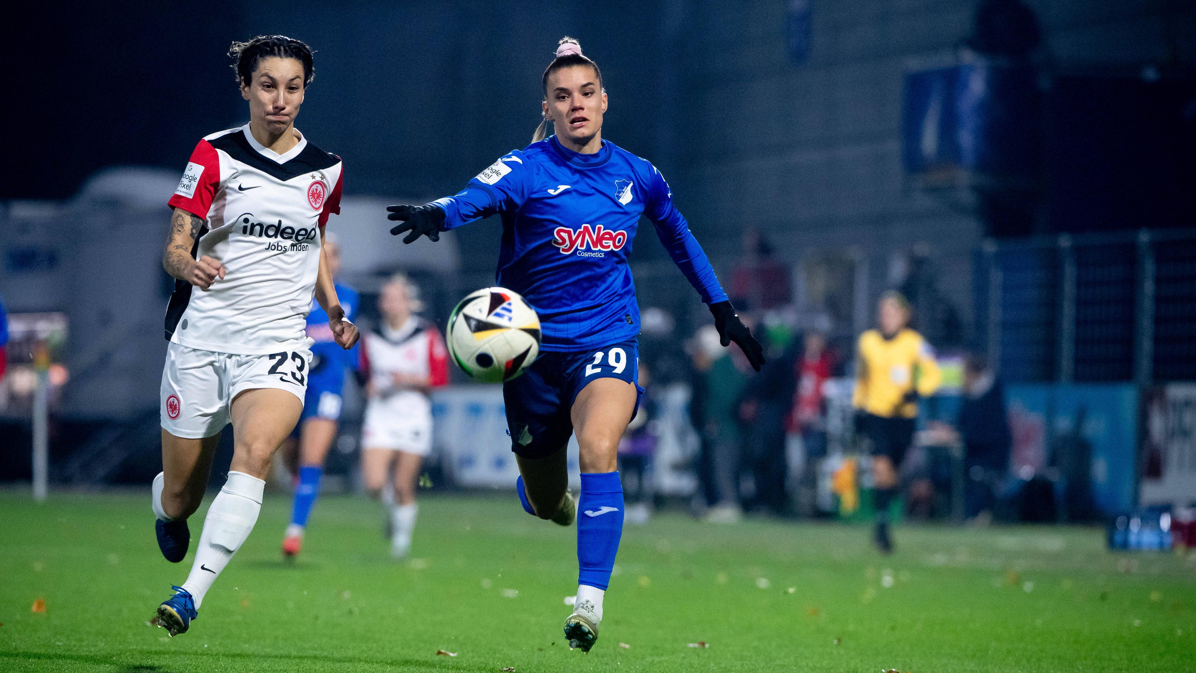 Selina Cerci (TSG Hoffenheim, 29) im Zweikampf mit Sara Doorsoun (Eintracht Frankfurt, 23).