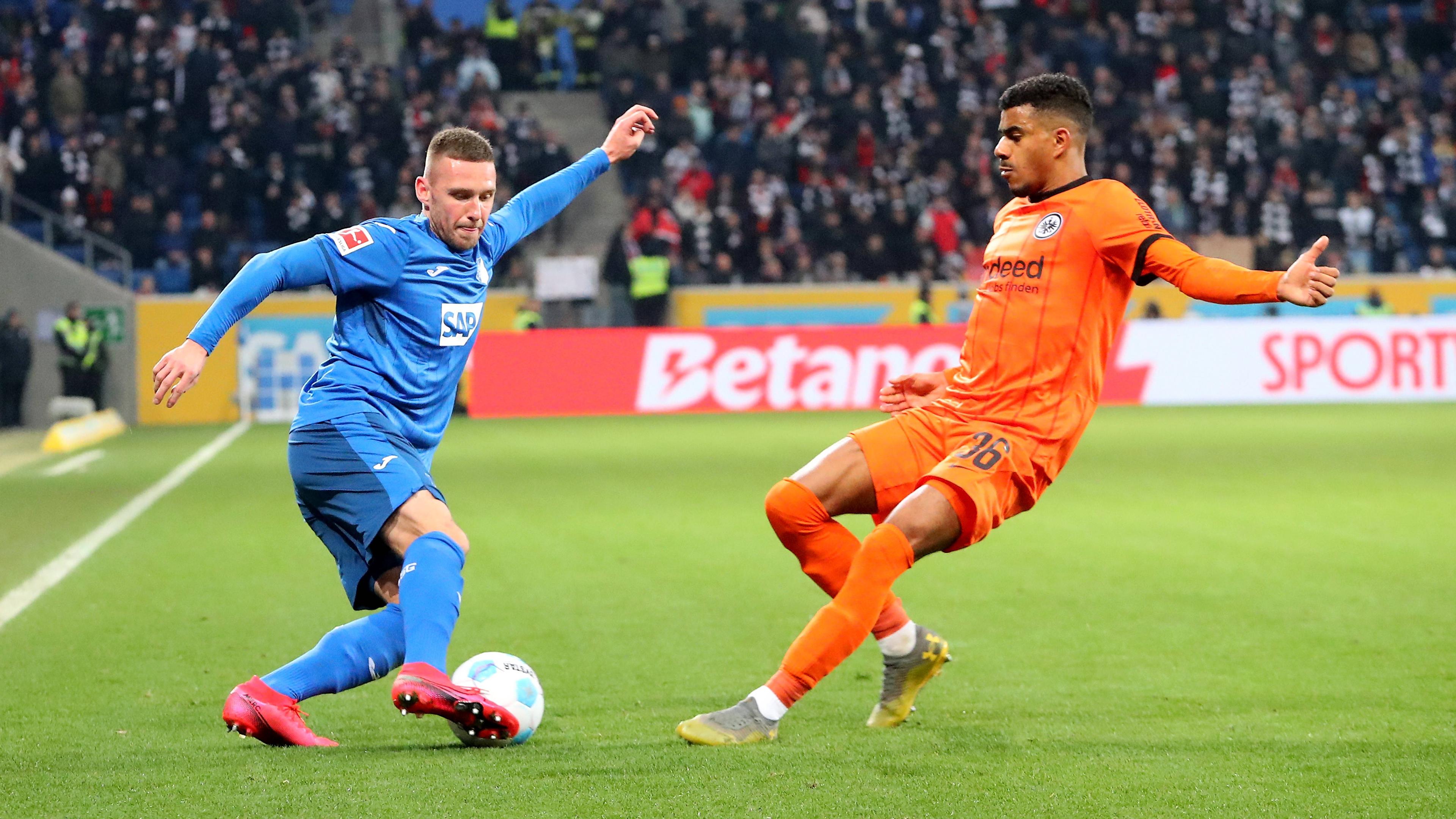  Hoffenheims Pavel Kaderabek (l) und Eintrachts Ansgar Knauff (r) im Zweikampf.