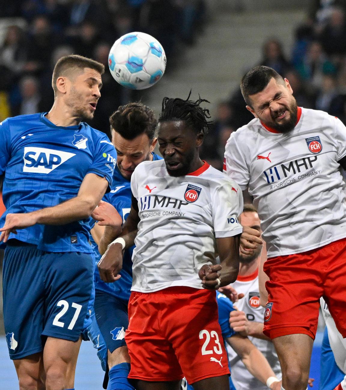 Hoffenheims Andrej Kramaric und Heidenheims Omar Haktab im Kampf um den Ball beim Spiel am 09.03.2025.