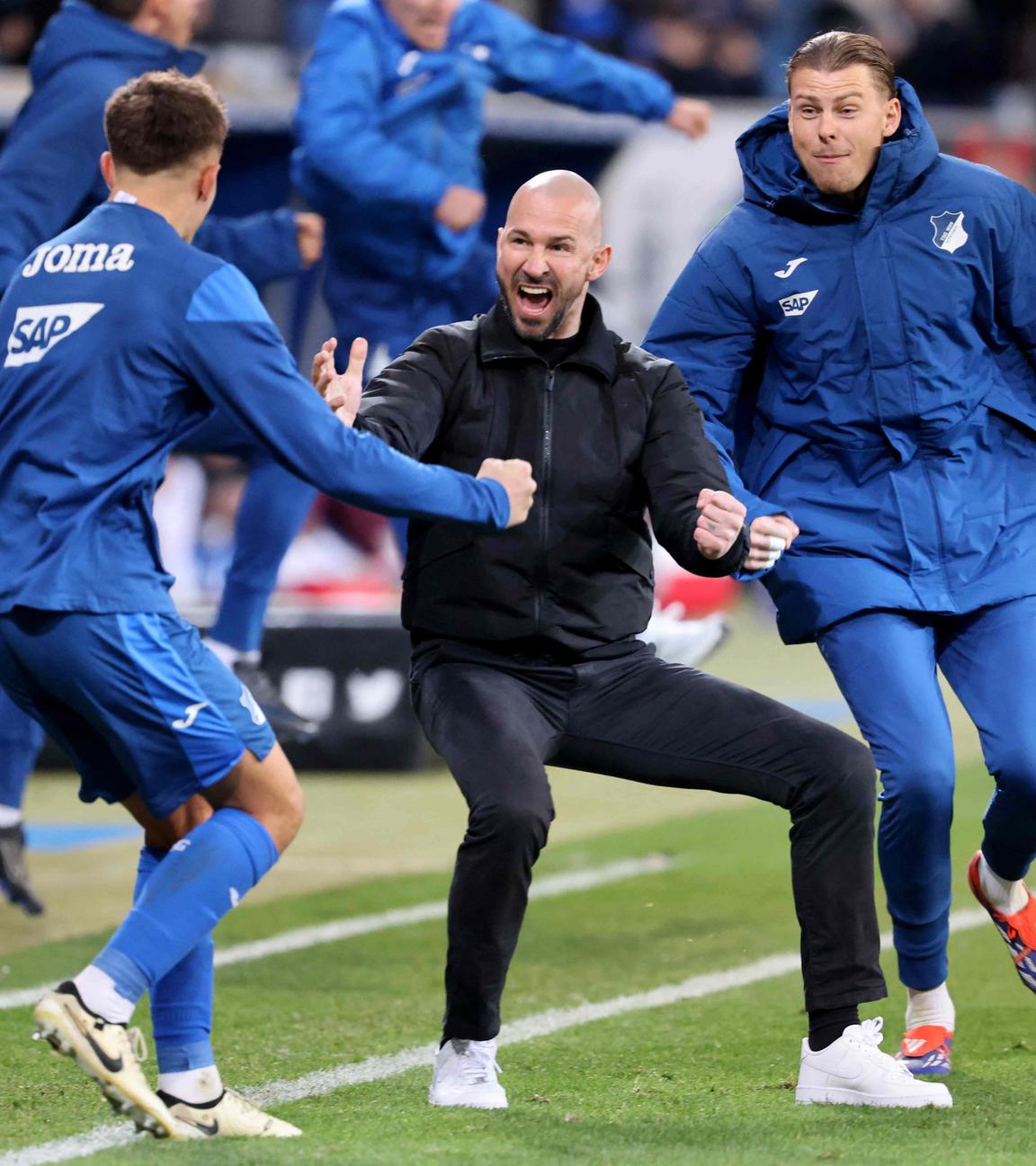 Hoffenheims Cheftrainer Christian Ilzer (C) jubelt nach dem 4:3-Siegtreffer seiner Mannschaft.