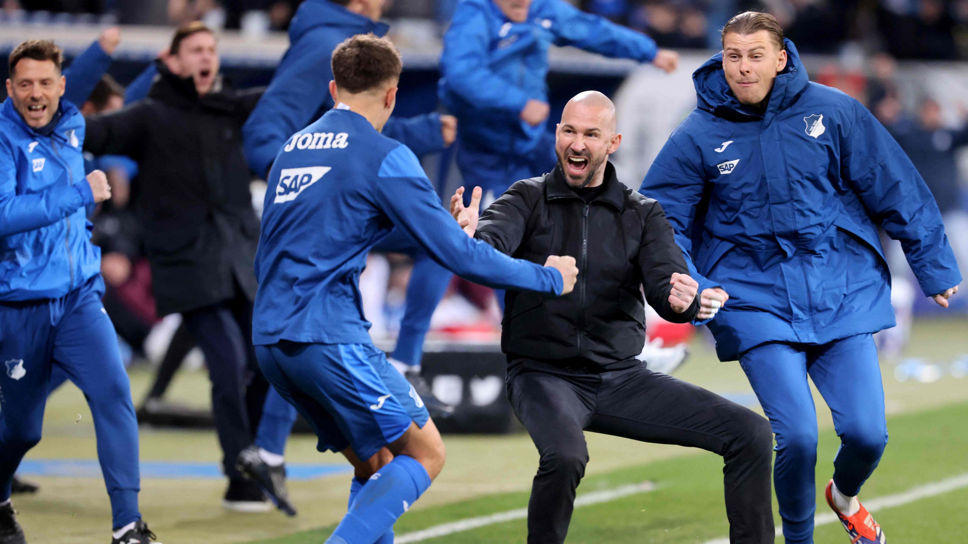 Hoffenheims Cheftrainer Christian Ilzer (C) jubelt nach dem 4:3-Siegtreffer seiner Mannschaft.