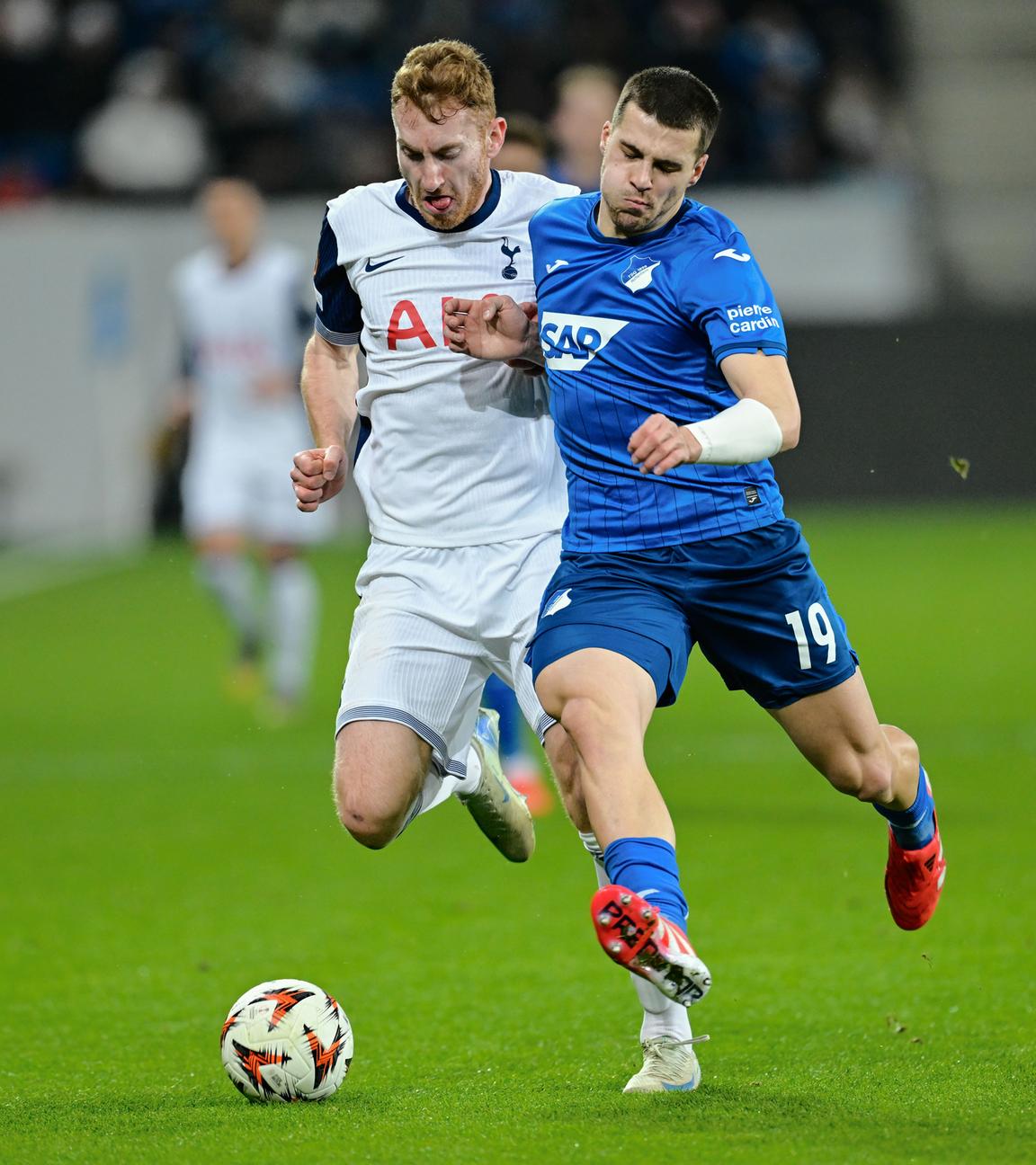 Hoffenheims David Jurásek (r) spielt gegen Tottenhams Dejan Kulusevski.