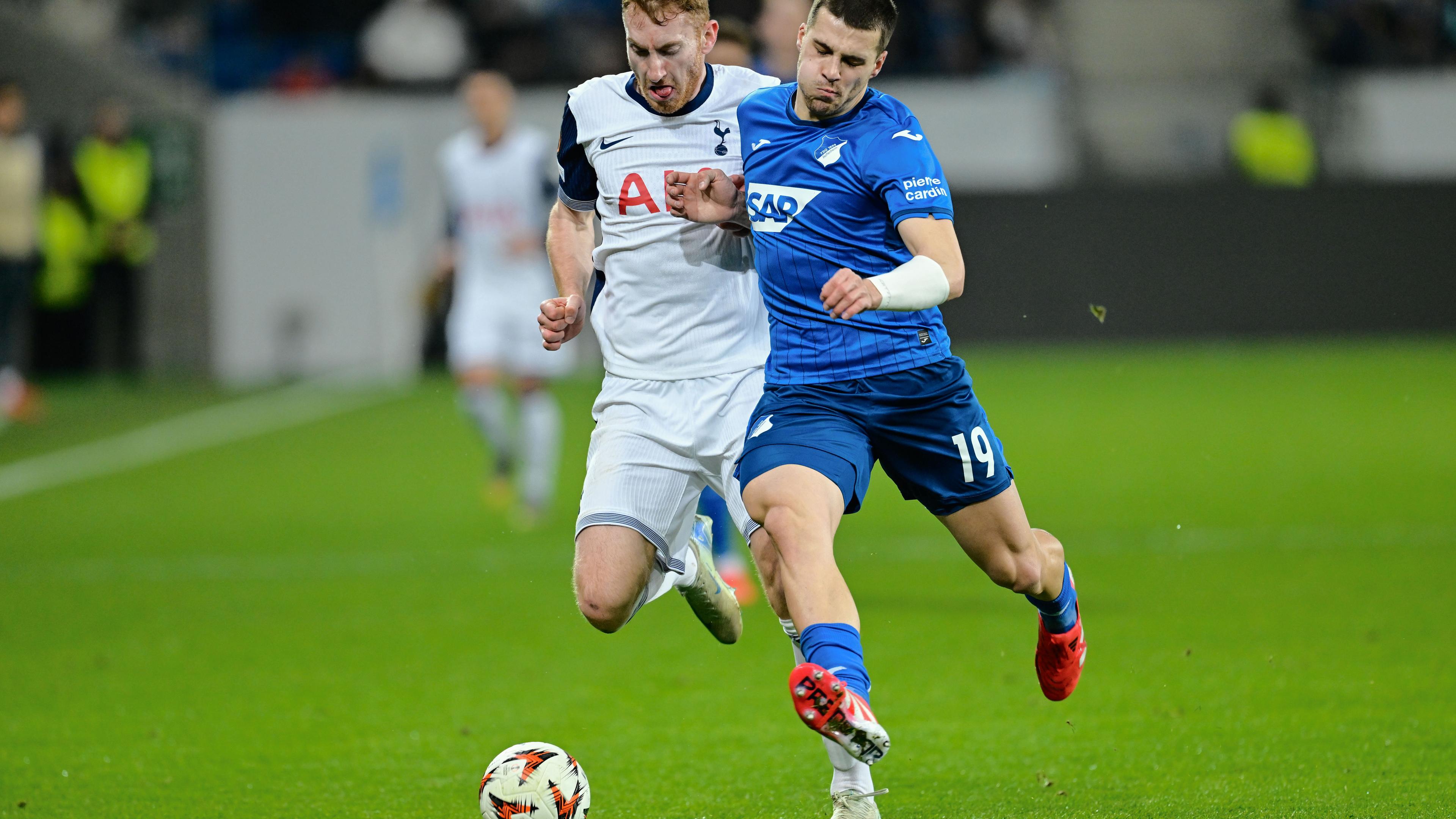 Hoffenheims David Jurásek (r) spielt gegen Tottenhams Dejan Kulusevski.