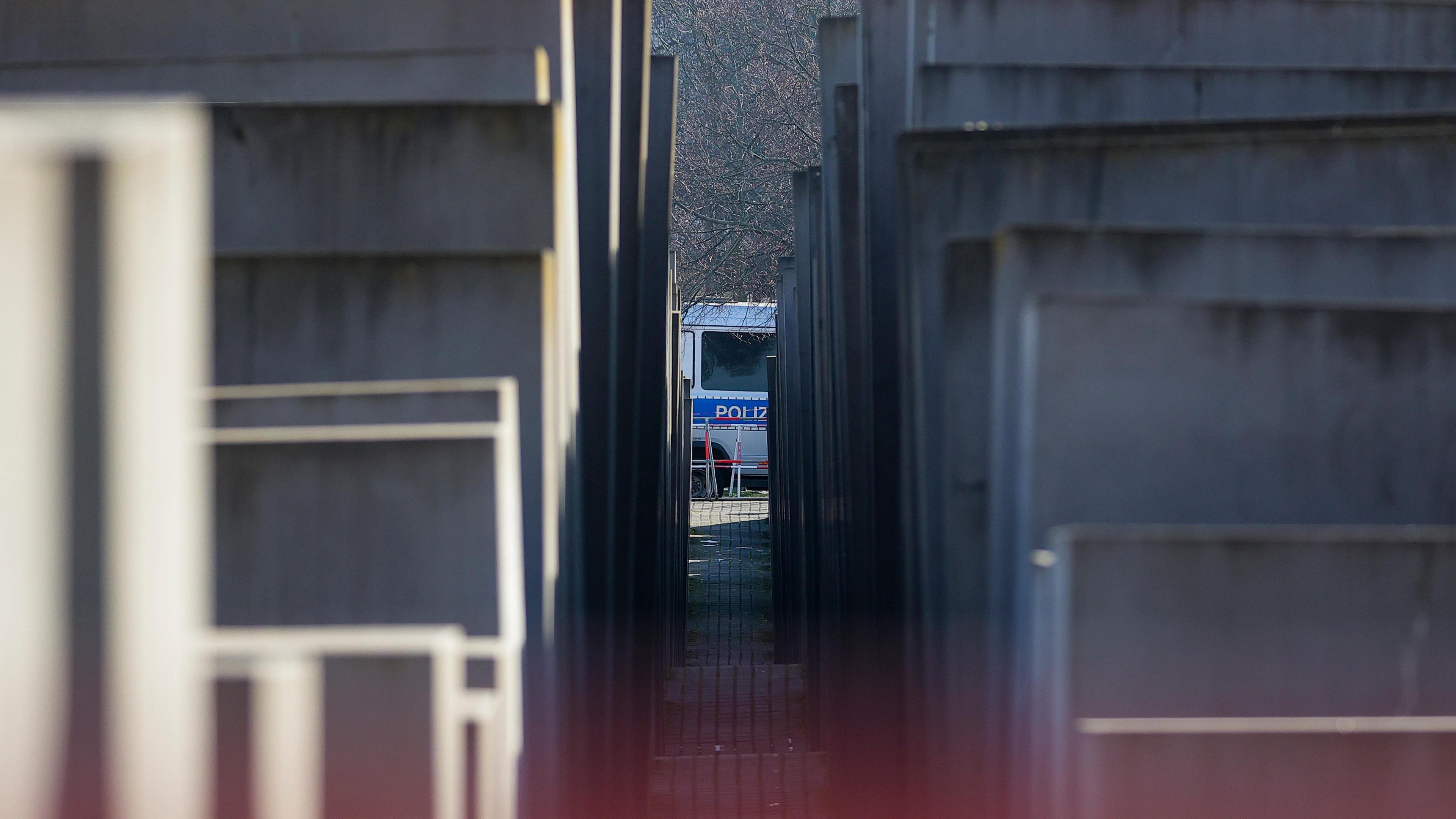 Das Holocaust-Mahnmal wird von der Polizei als Tatort abgesperrt, Berlin, Deutschland, 22. Februar 2025. Ein Mann wurde schwer verletzt, nachdem er am 21. Februar abends in der Nähe des Holocaust-Mahnmals in Berlin mit einem spitzen Gegenstand niedergestochen wurde. 