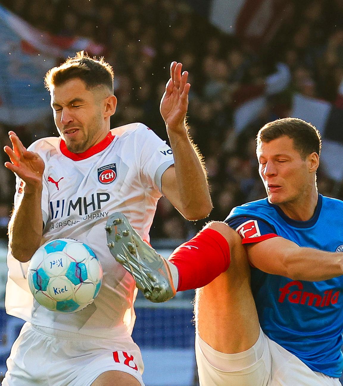 Heidenheims Marvin Pieringer (l) und Kiels Patrick Erras kämpfen um den Ball. 