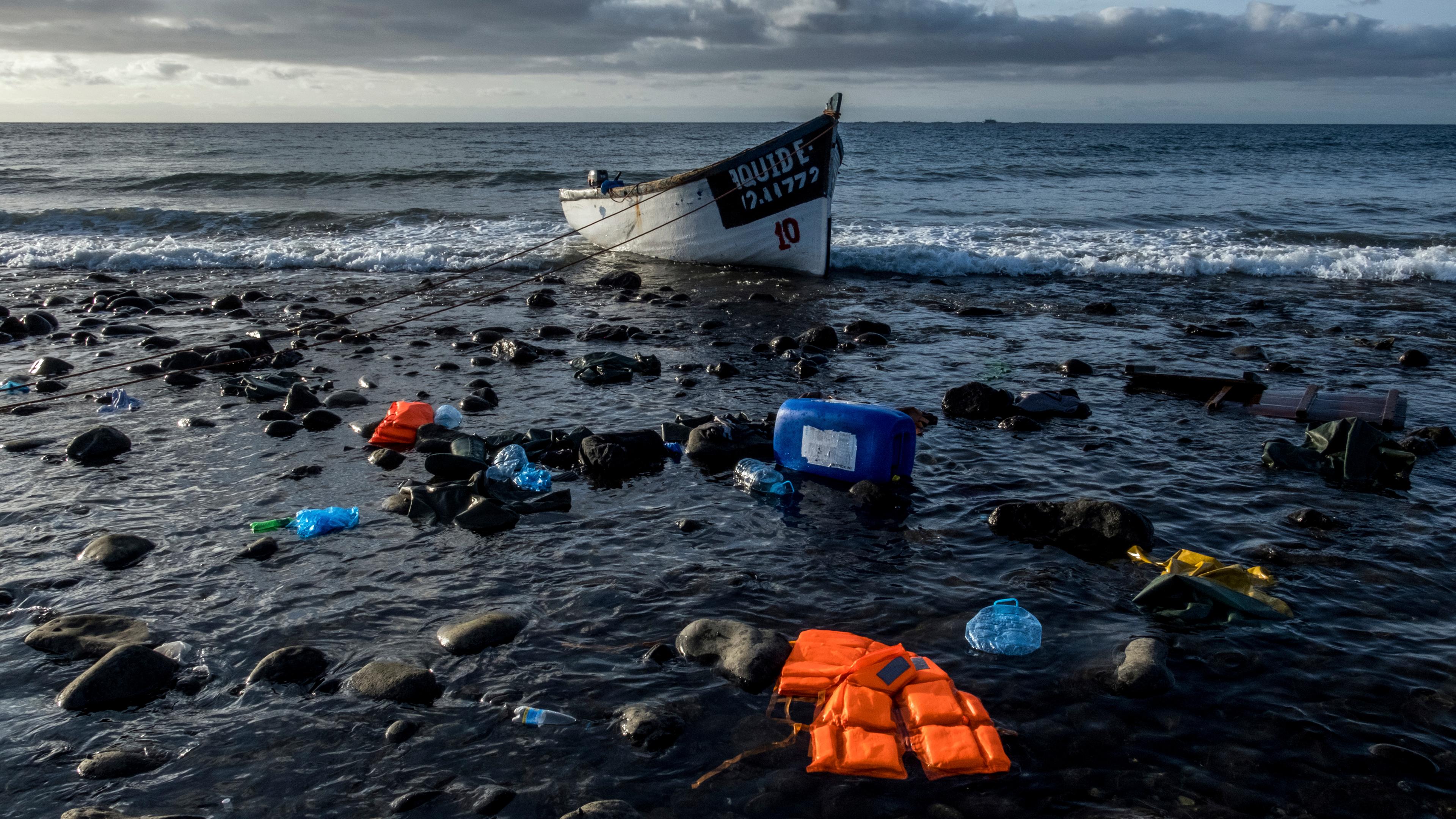 Holzboot mit dem Flüchtlinge übers Meer gekommen sind liegt am Strand, Archivbild