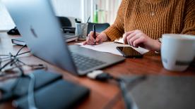 A woman sits with a laptop and a table in the home office, launched on 19.01.2021 in Oberhausen