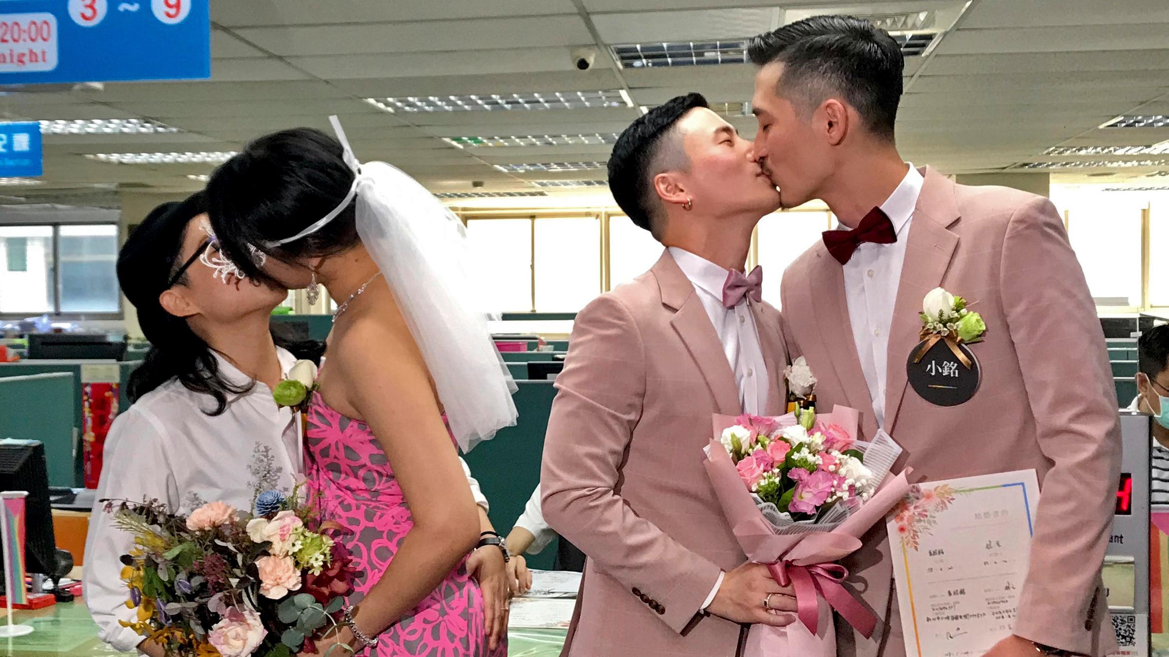 Homo Ehe In Taiwan Erste Gleichgeschlechtliche Paare Heiraten Zdfheute