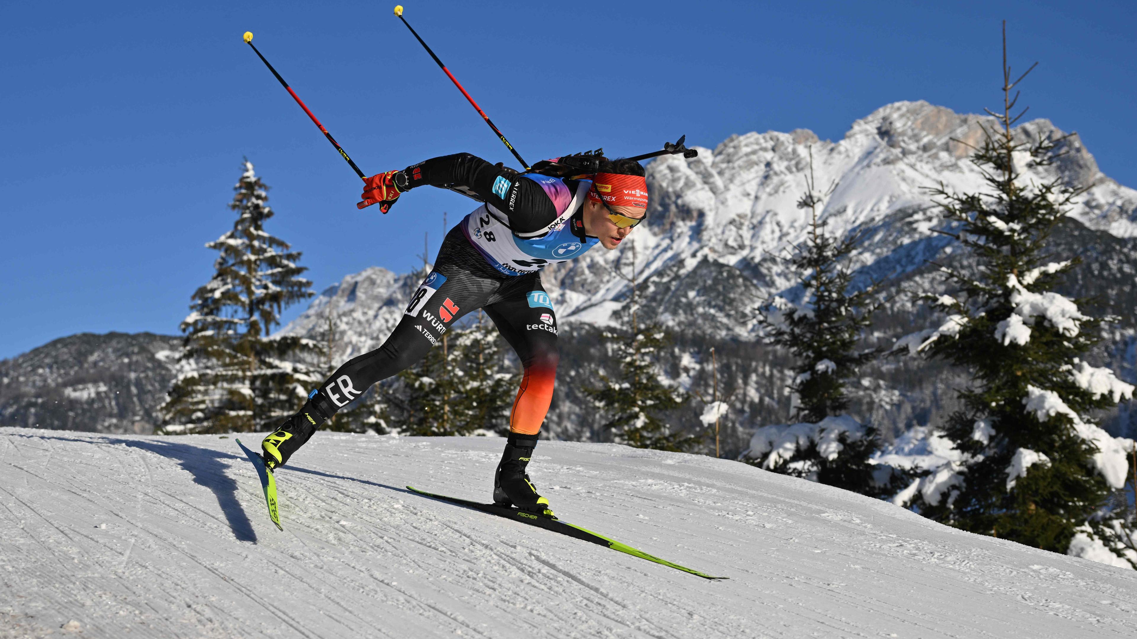 Philipp Horn beim Biathlon-Weltcup in Hochfilzen auf einer Abfahrt