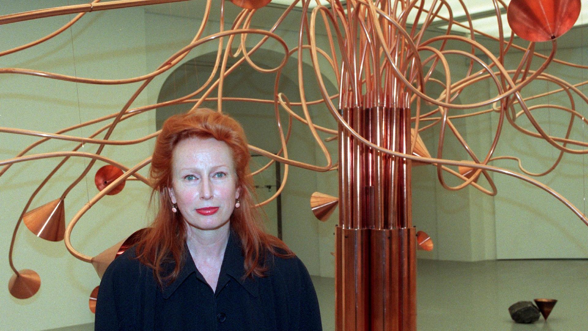 Rebecca Horn vor ihrem "Schildkrötenseufzerbaum" in Hannover (1997).