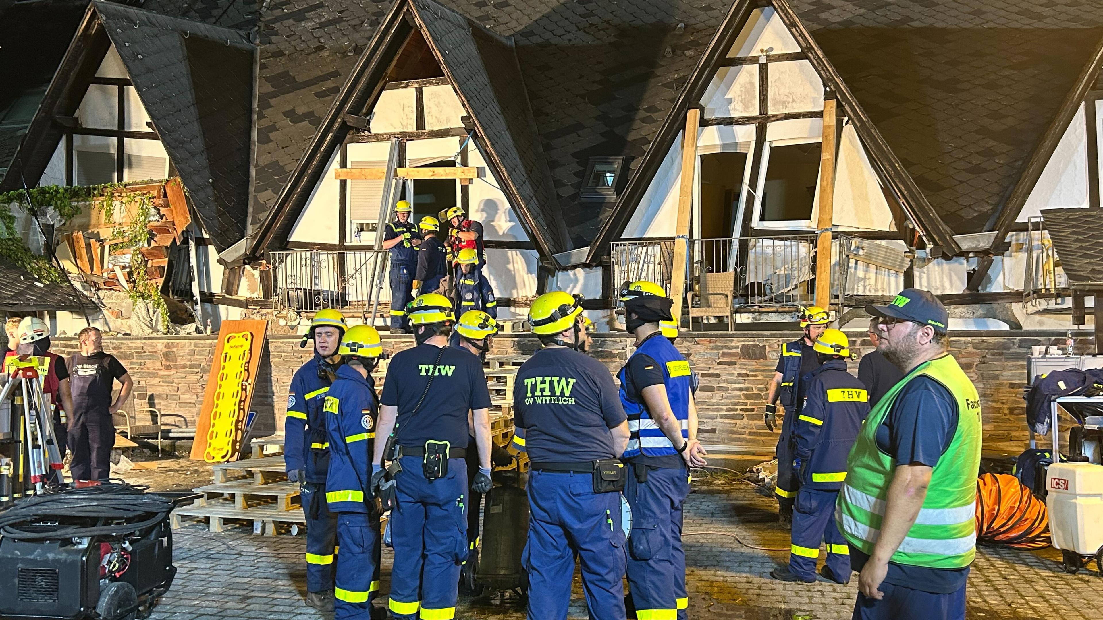 07.08.2024, Rheinland-Pfalz, Kröv: Rettungskräfte des THW sind an einem teilweise eingestürzten Hotel im Einsatz.