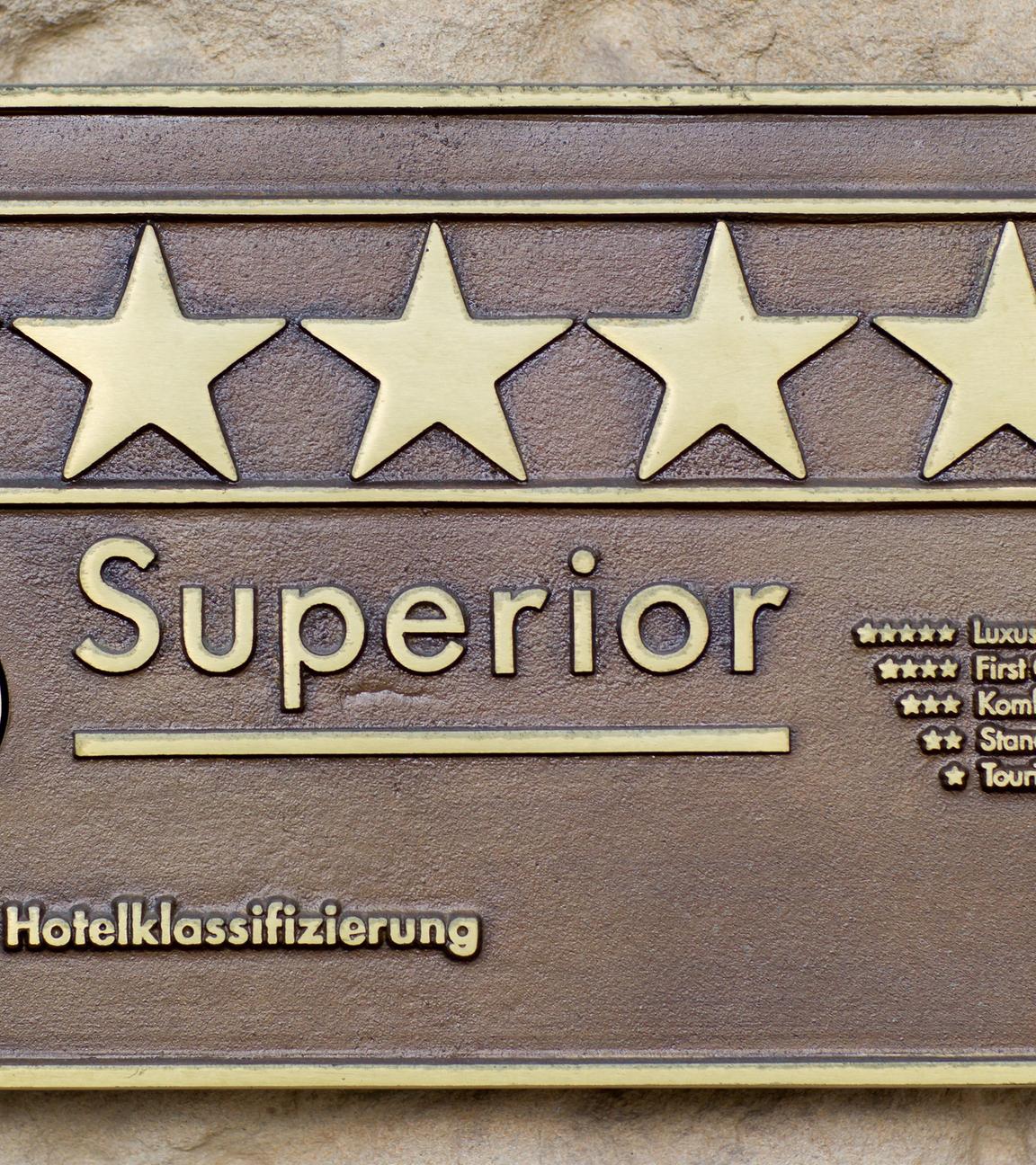 Schild mit der Aufschrift "Superior" an einem 5-Sterne-Hotel.