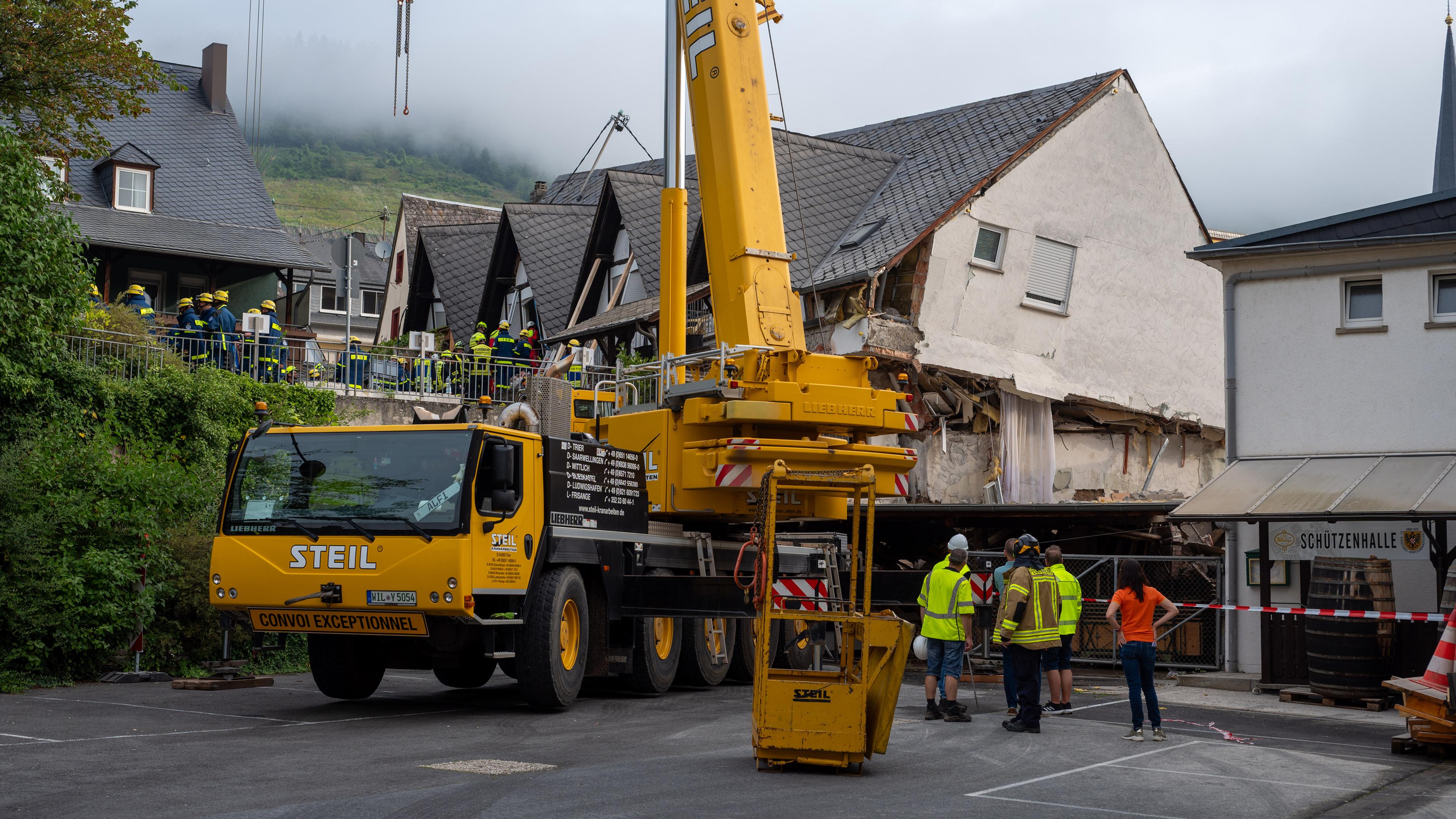  Ein LKW-Kran steht an einem teilweise eingestürzten Hotel am 07.08.2024.