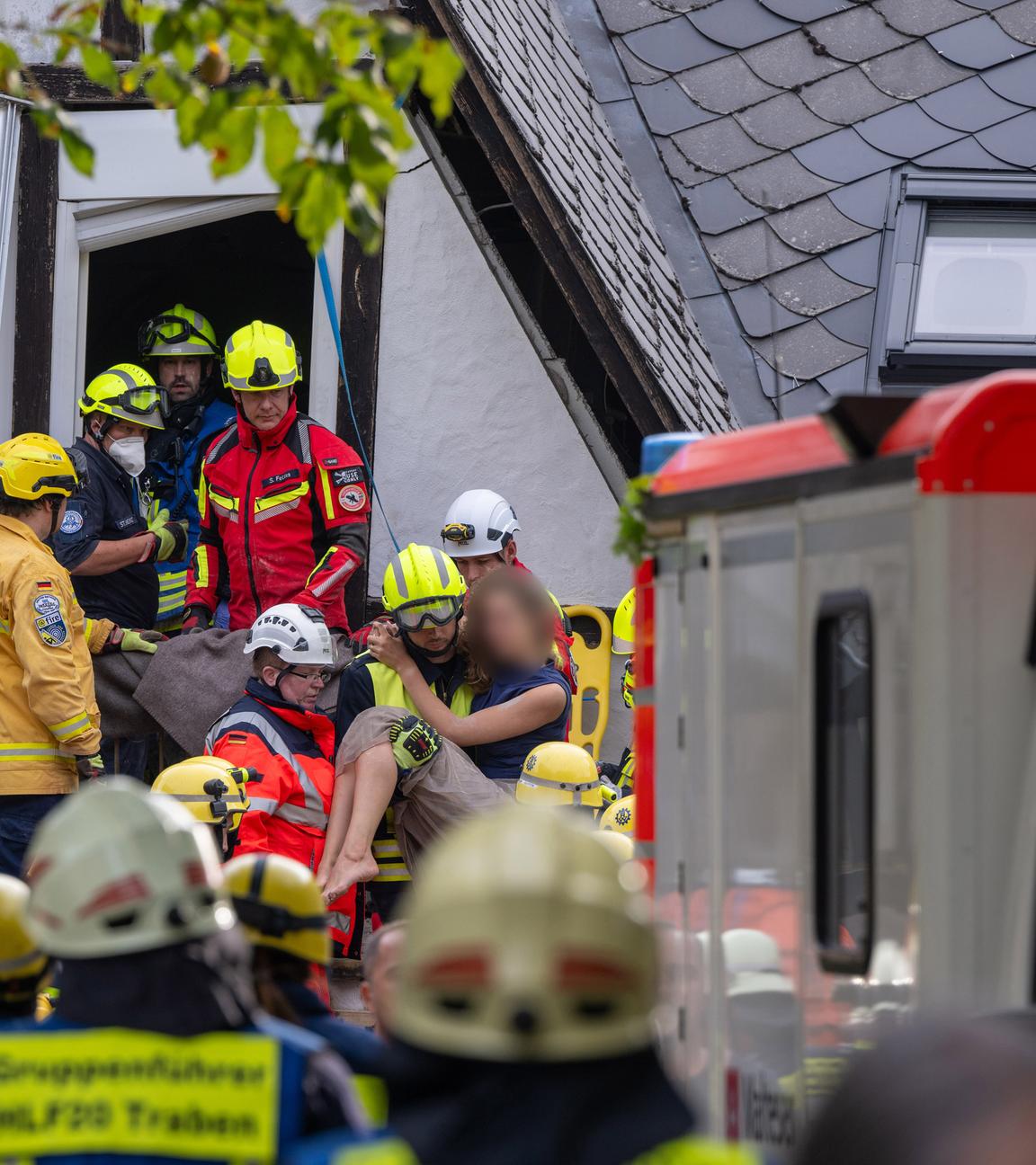  Eine Frau wird von Rettungskräften aus dem teilweise eingestürzten Hotel gerettet am 07.08.2024.