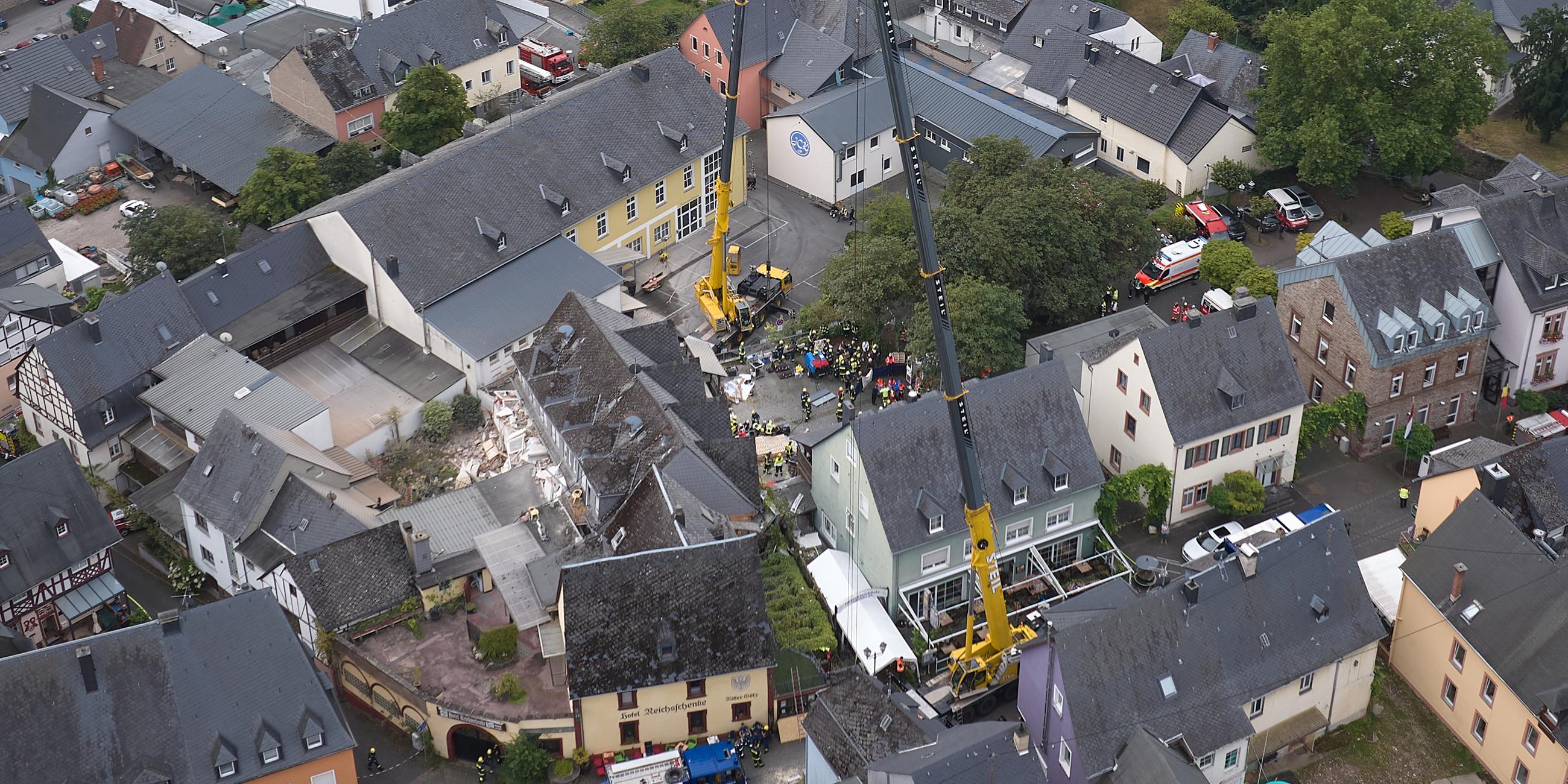 Die Luftaufnahme mit einer Drohne zeigt die Ortschaft Kröv am 07.08.2024.